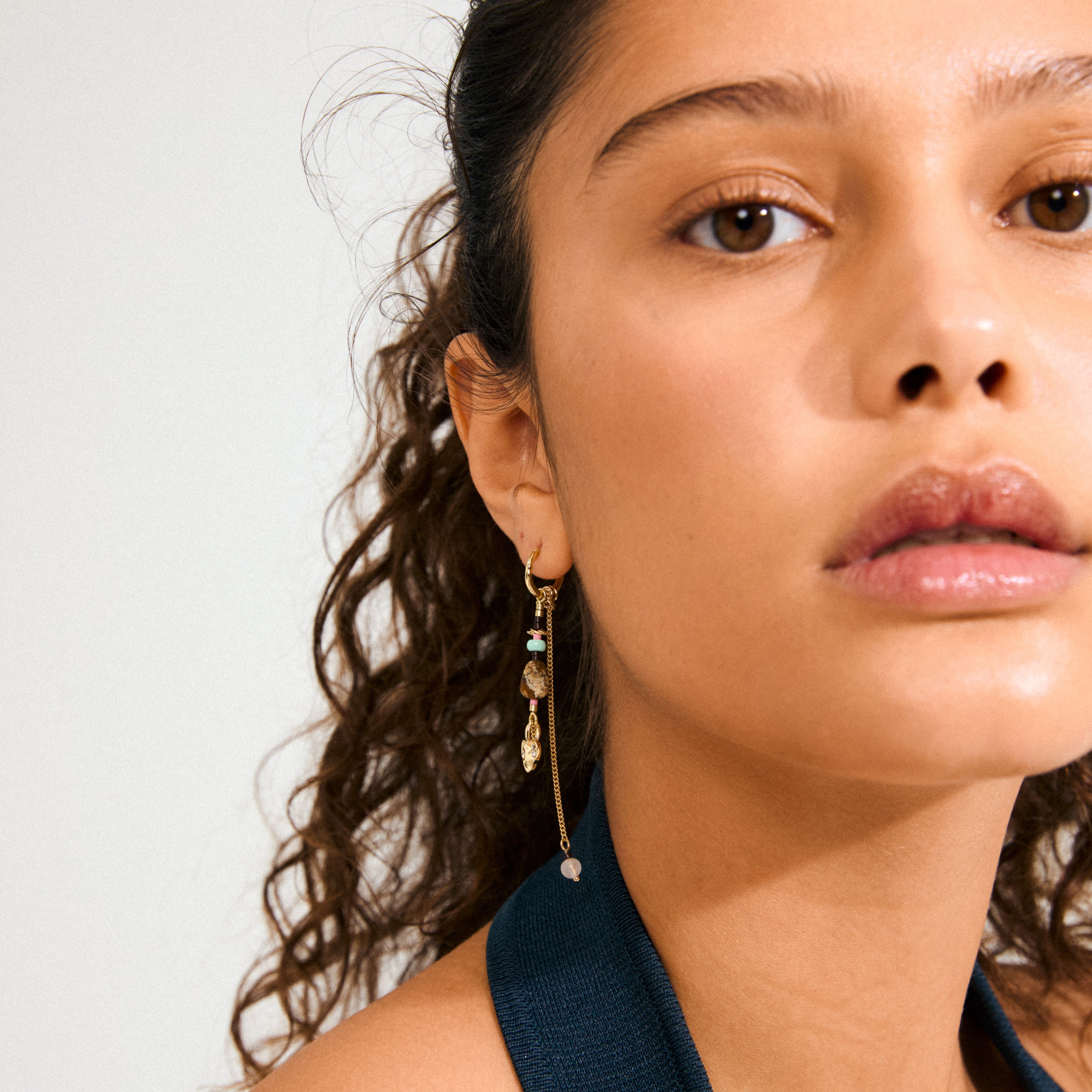 FINLEY single gold-plated earring with a pendant of semi-precious stones, showcasing boho elegance and a unique, trendy look, perfect for mixing and matching.