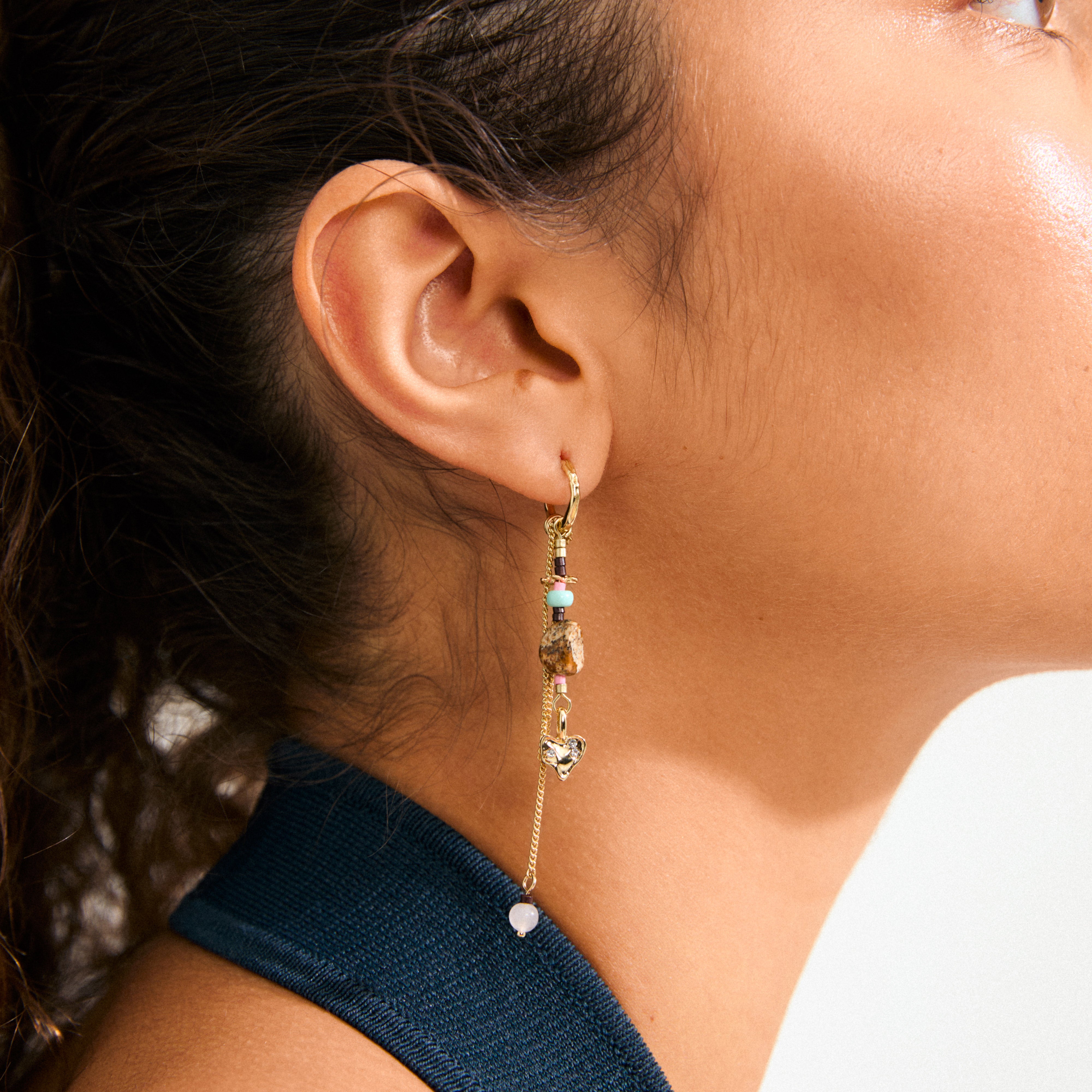 FINLEY single earring, gold-plated hoop with semi-precious stone pendant, embodies boho elegance and organic flair, ideal for a unique, chic accessory collection.