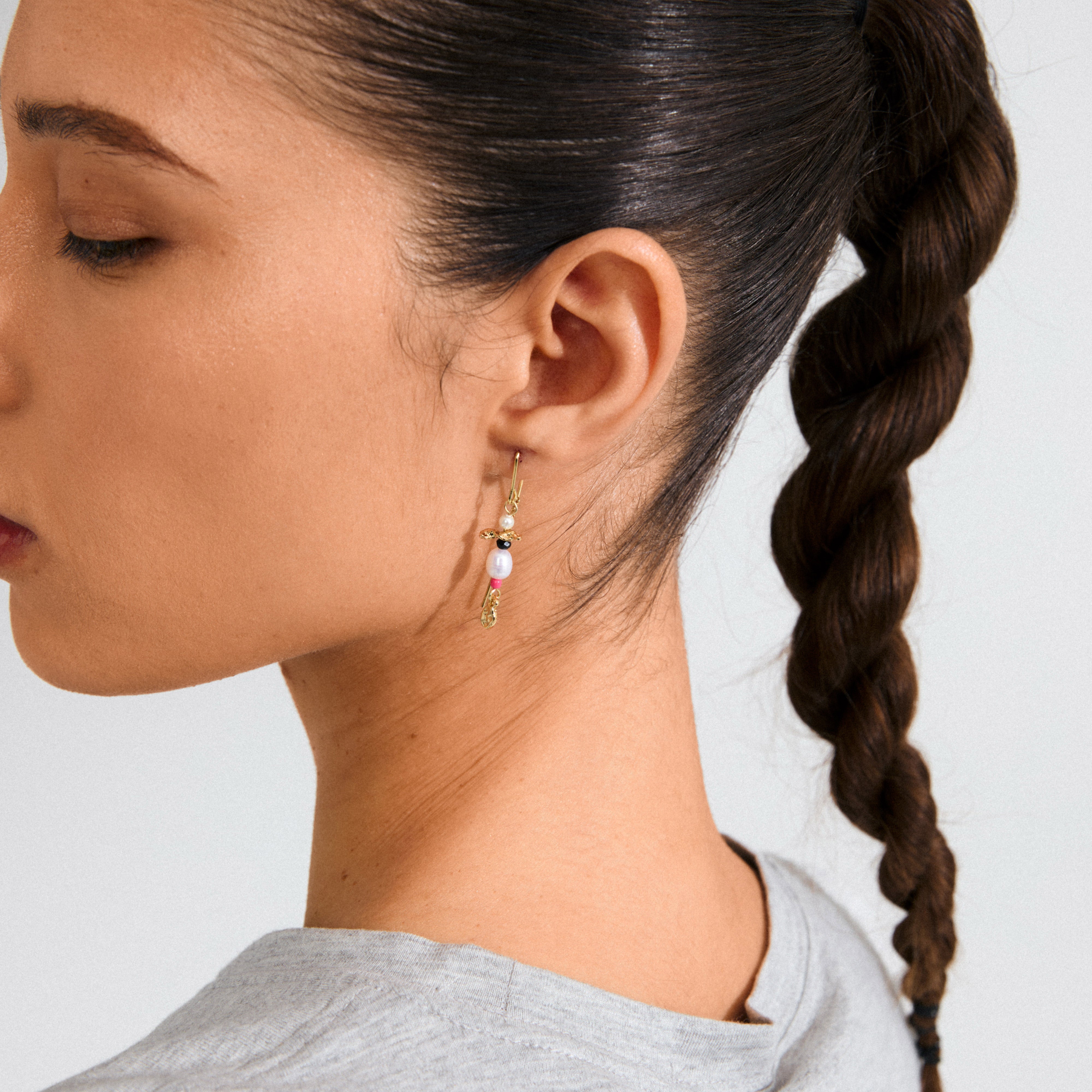 LENNOX gold-plated single earring with freshwater pearl and colorful glass beads, showcasing boho elegance and organic shapes for a unique, trendsetting look.