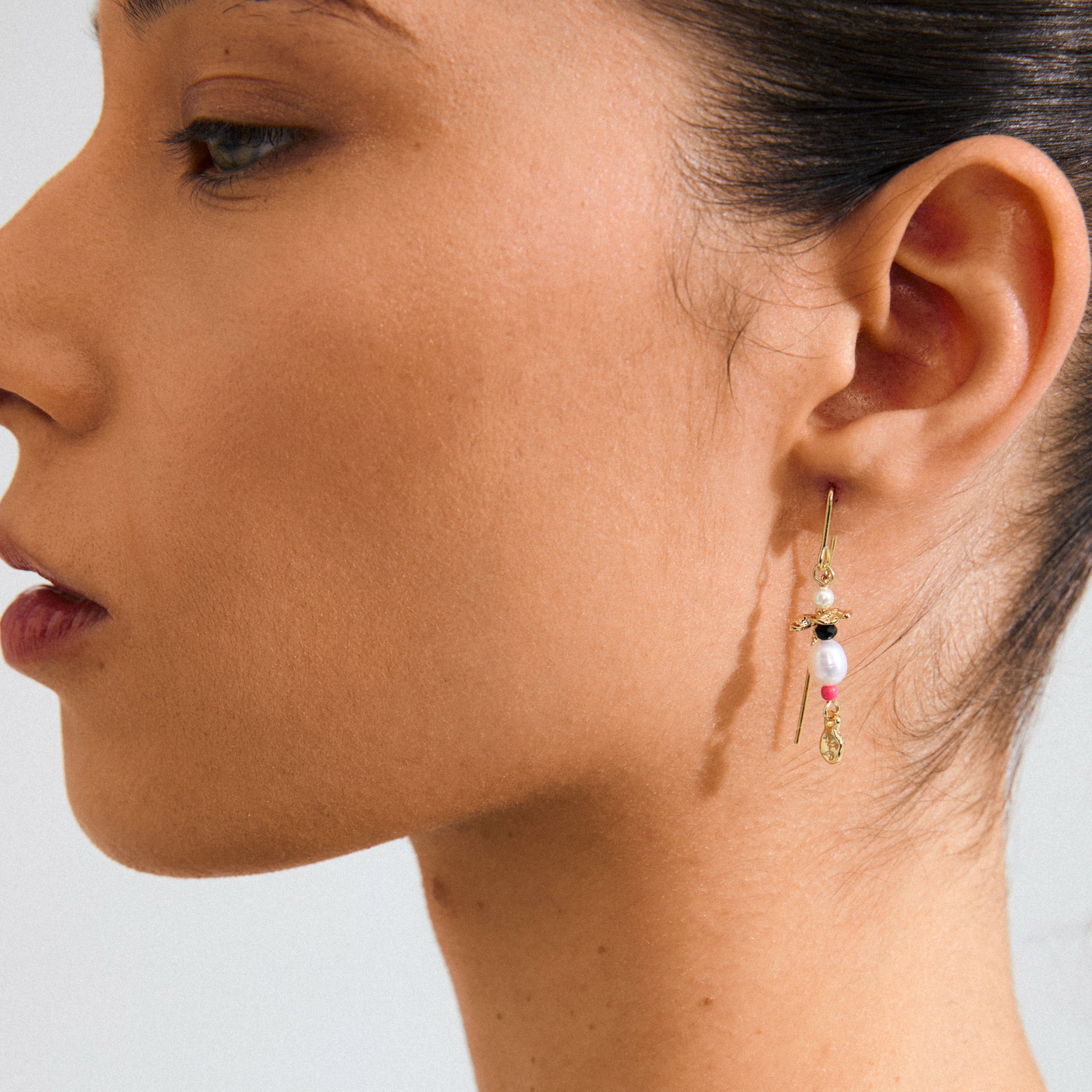 LENNOX single earring gold-plated features a boho luxe design with a freshwater pearl and colorful glass beads, perfect for a unique, stylish look.