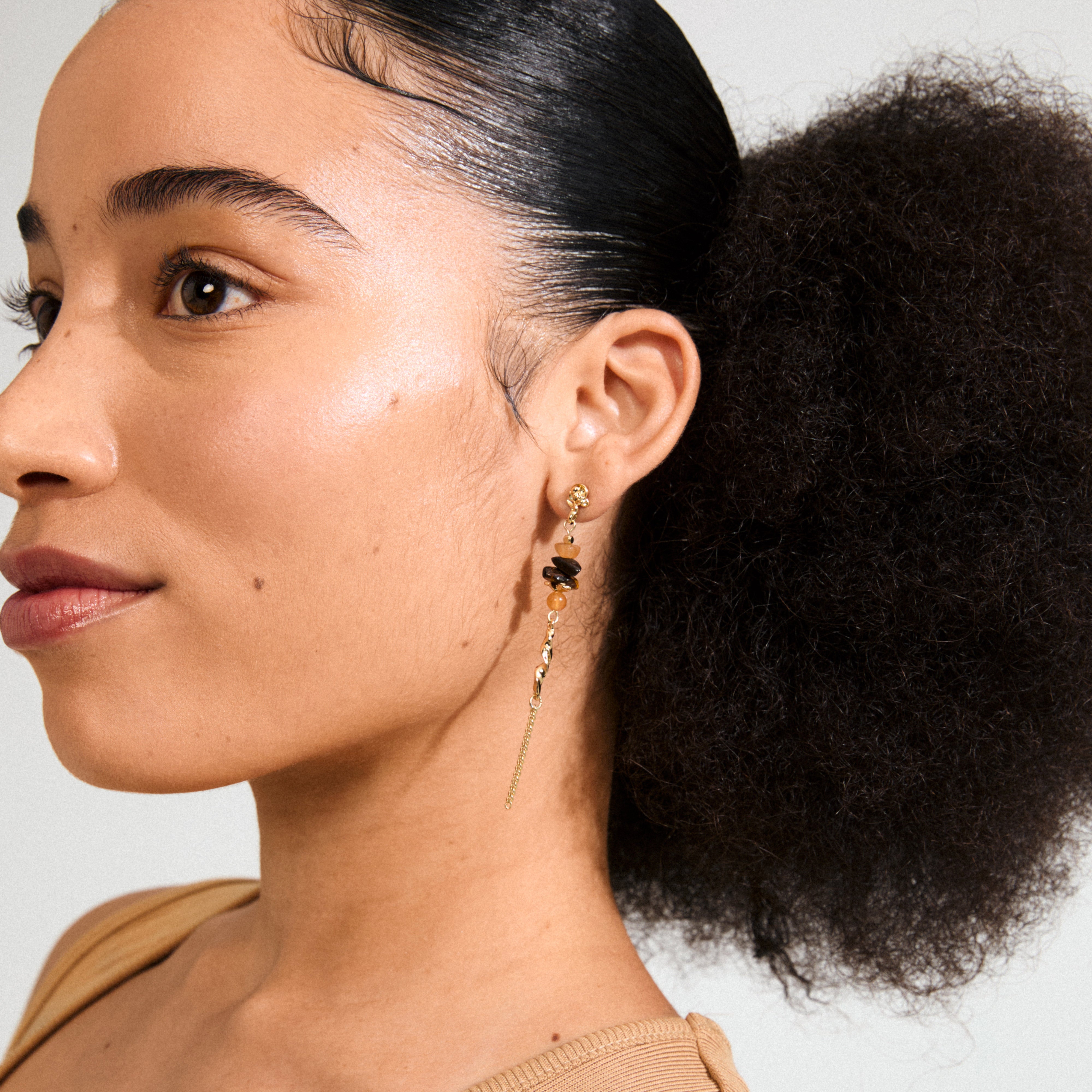 SUTTON single earring gold-plated with aventurine and tiger eye stones, showcasing boho elegance with organic shapes, perfect for a unique, stylish look.