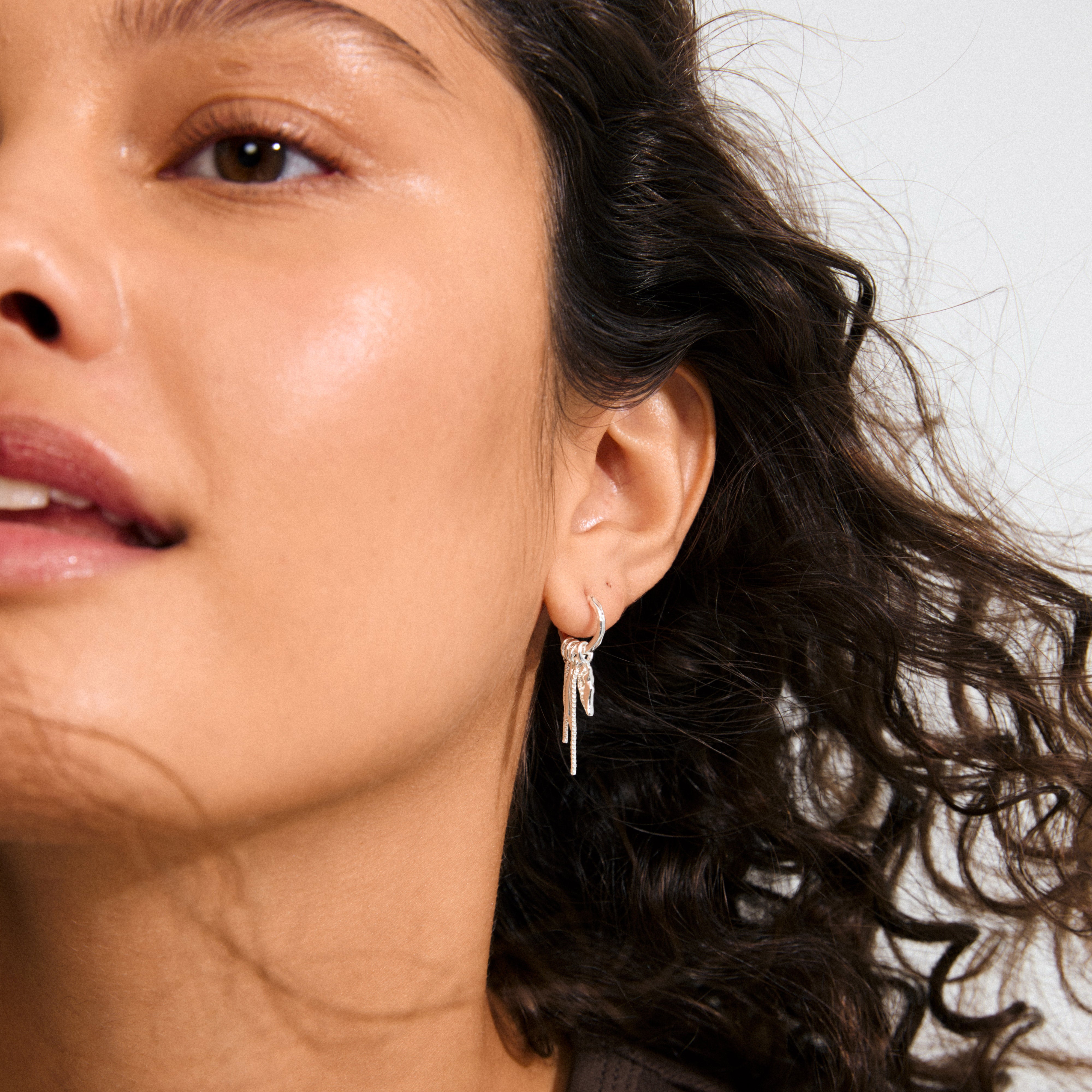 STERLING single earring, silver-plated, features slender chains and organic pendants, embodying a boho-chic vibe, crafted from 99% recycled materials with a handcrafted feel.