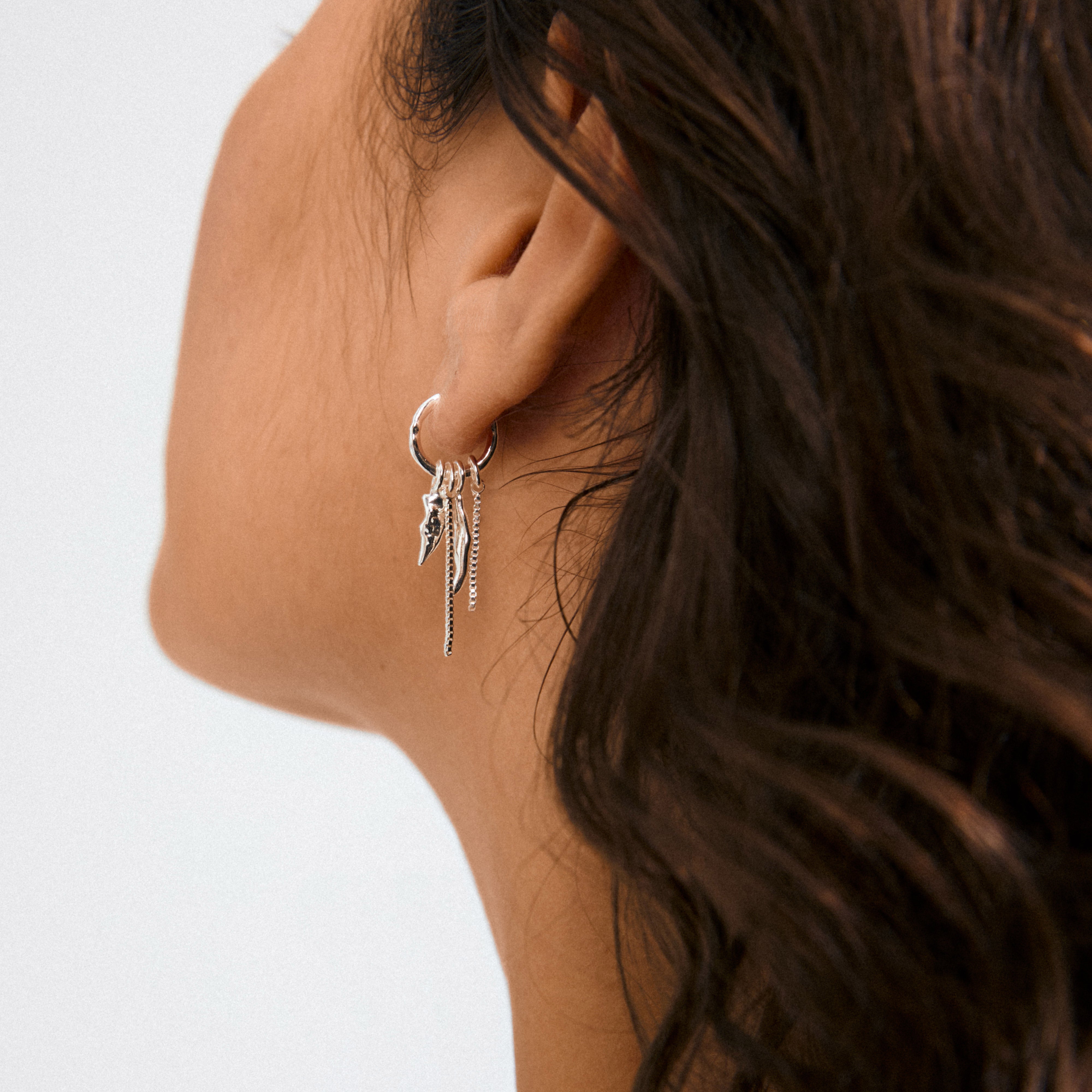 STERLING single earring, silver-plated, features slender chains and organic pendants, exuding a boho-chic vibe with a handcrafted feel, crafted from 99% recycled material.
