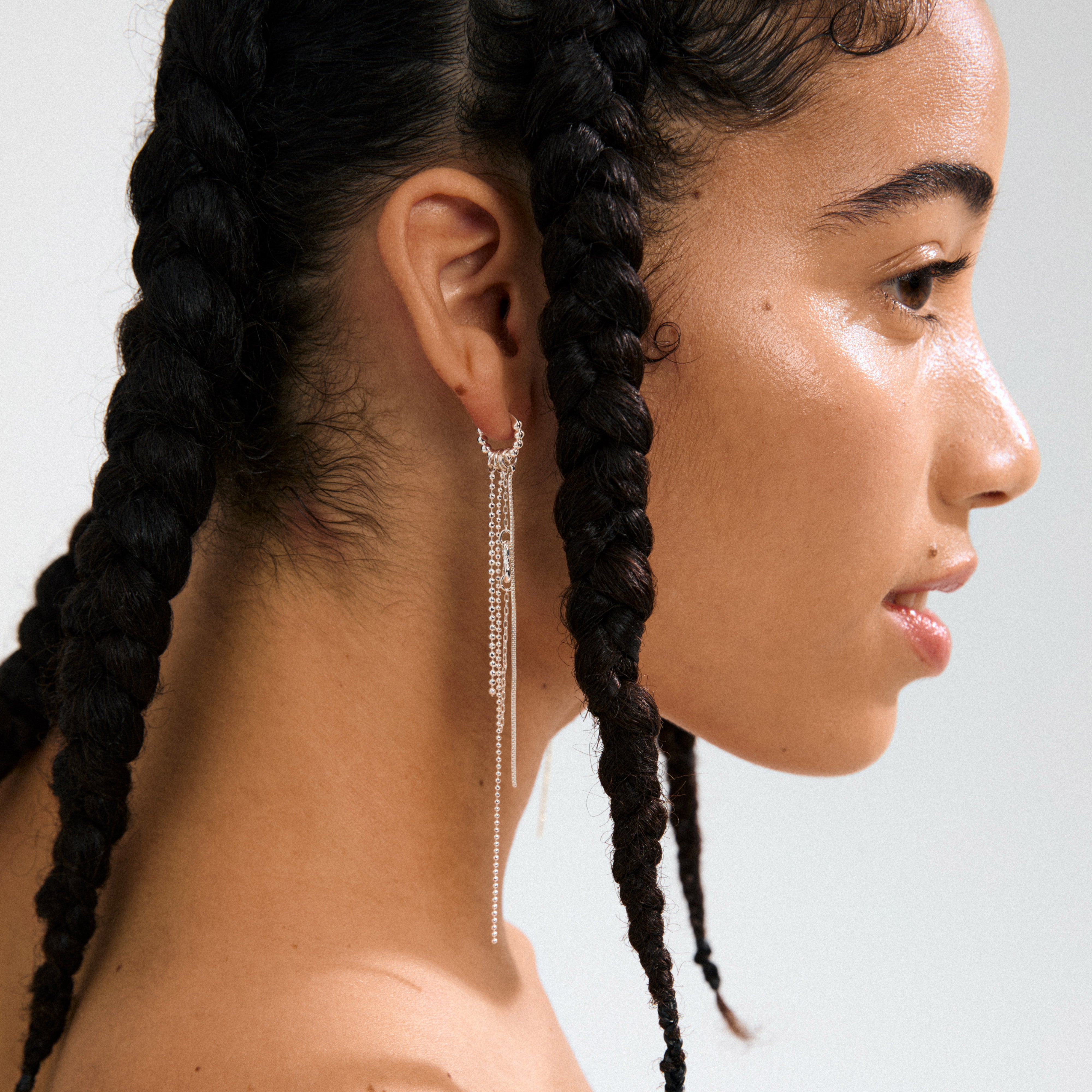 KARTER single earring, silver-plated, with asymmetrical chains and festive pendant; crafted from 99% recycled material for an edgy, layered look.