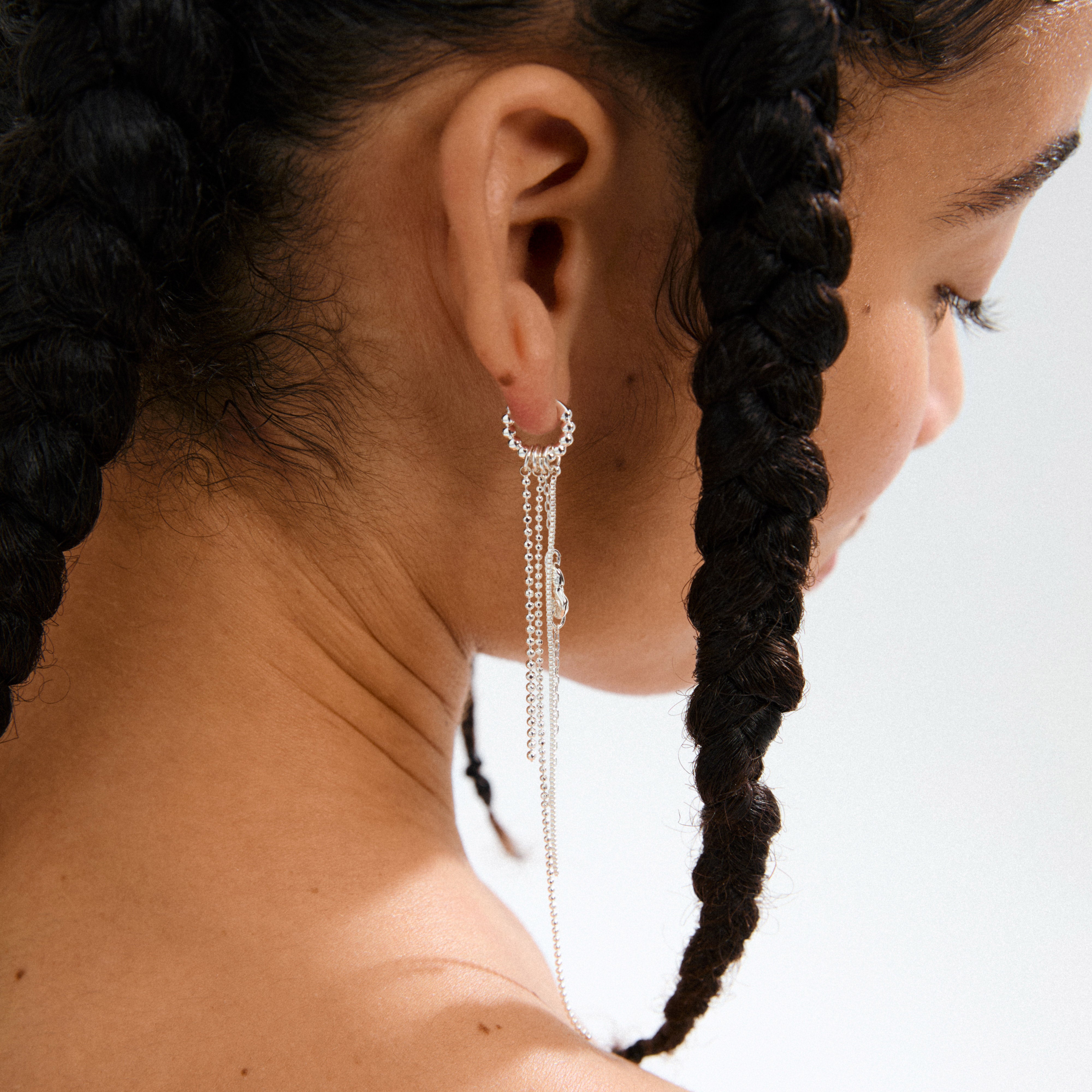 KARTER single earring, silver-plated, features asymmetrical long chains and a festive pendant, crafted from 99% recycled material for an edgy, personalized look.