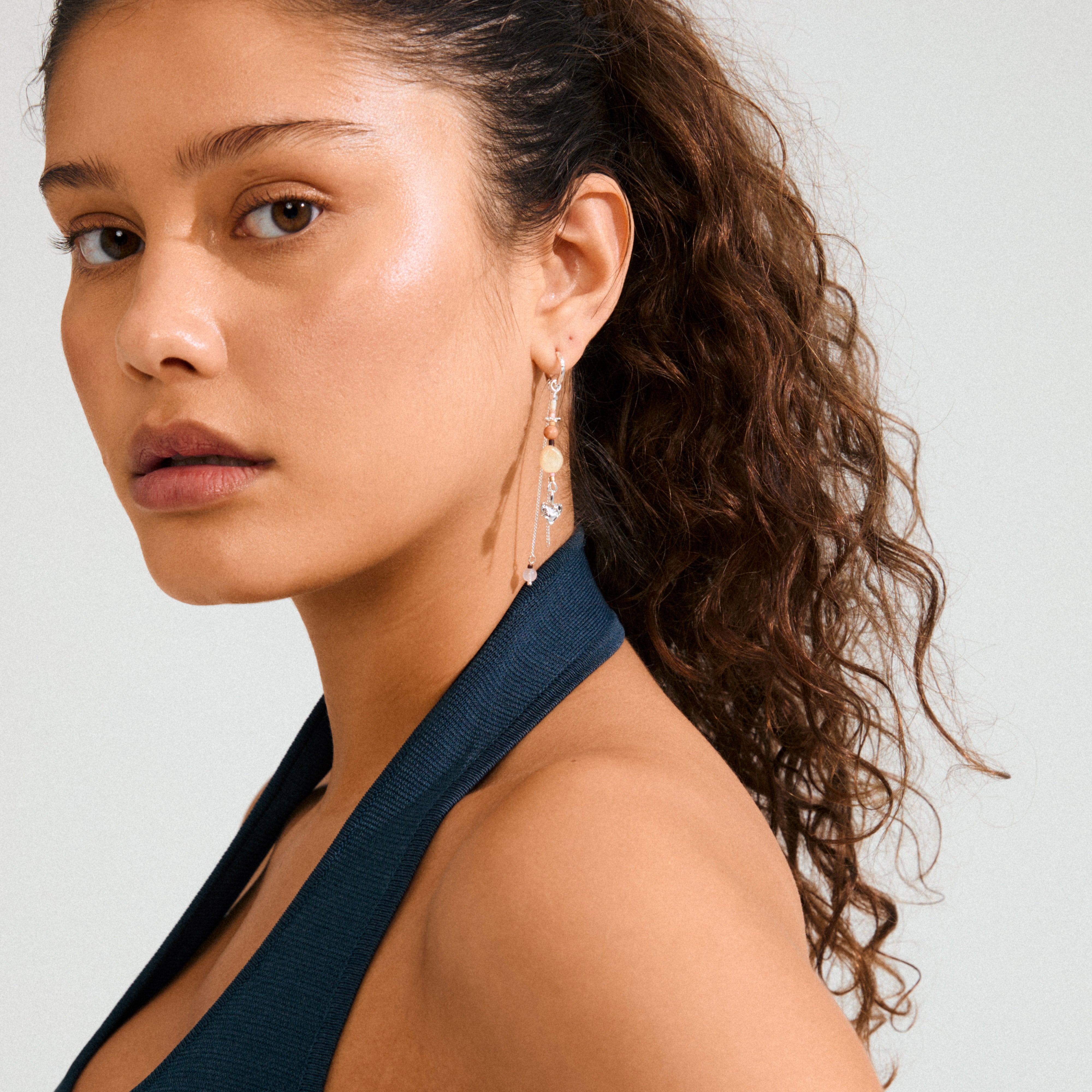FINLEY single earring, silver-plated, featuring Aventurine, Topaz, and Rose Quartz stones, exudes boho elegance with its organic shapes and vibrant hues.