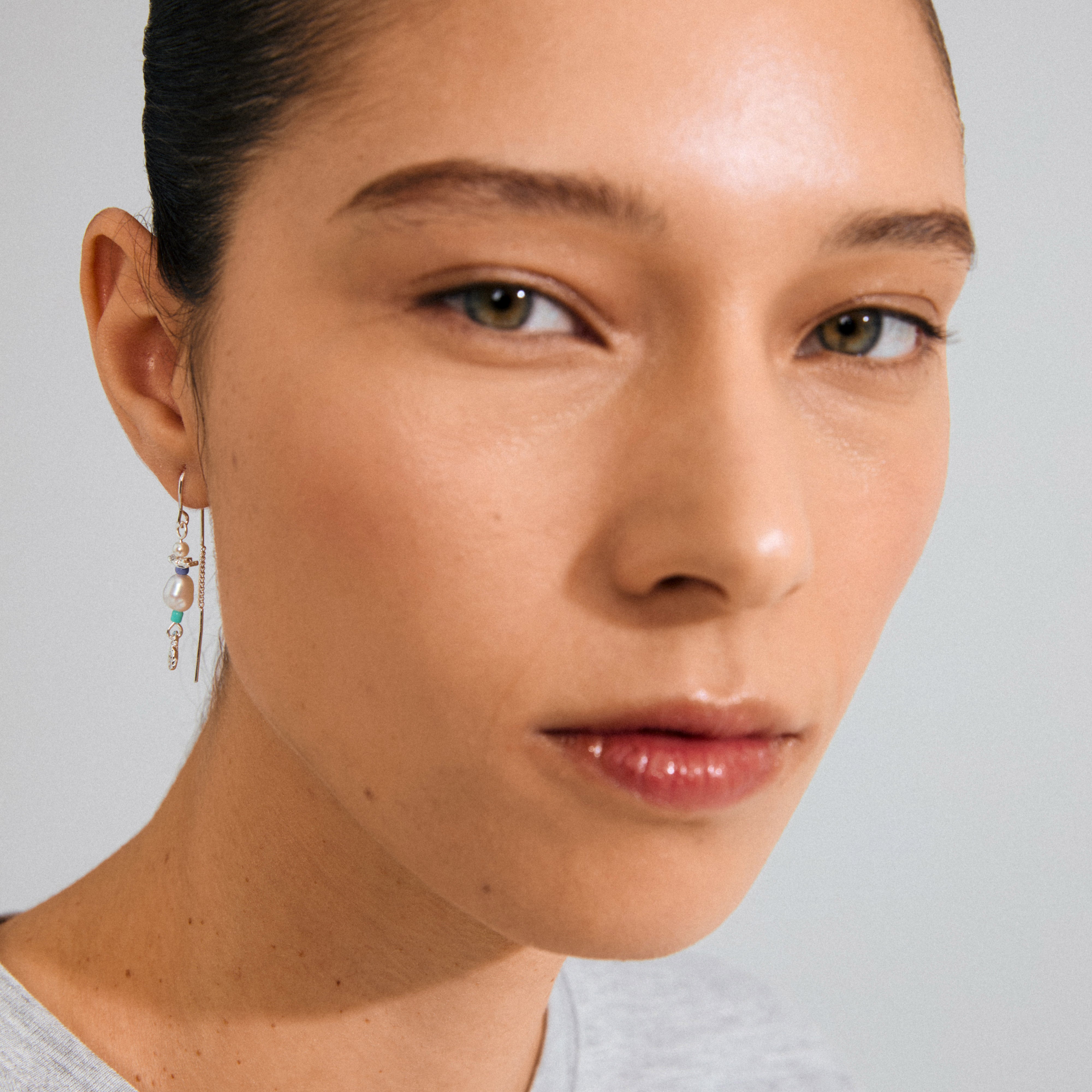 LENNOX single earring: Gold-plated chain with freshwater pearls, glass beads, and organic pendants for a unique, romantic boho style. Perfect for asymmetrical, trendy ear curation.