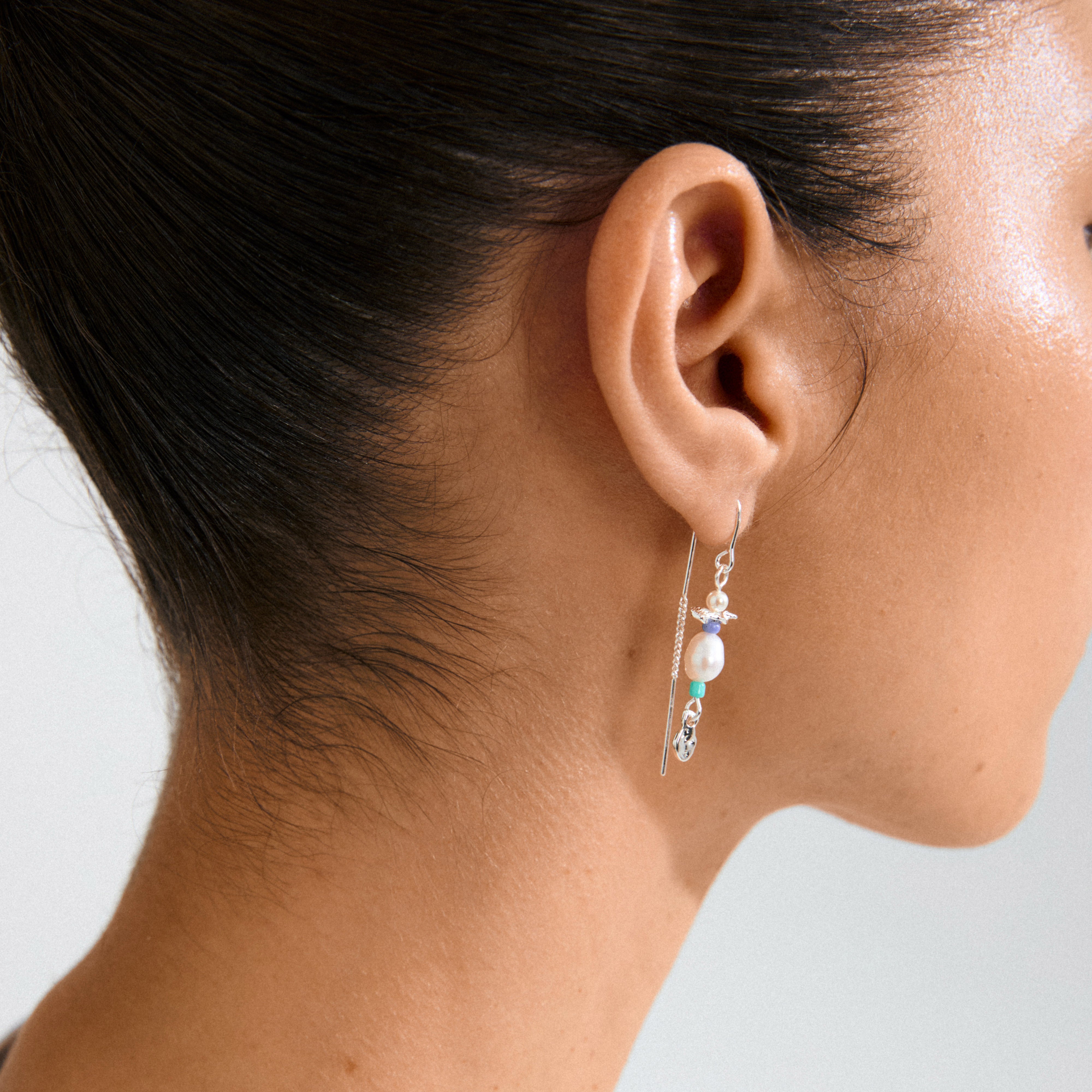 LENNOX single earring silver-plated features a gold-plated chain with freshwater pearls, glass beads, and organic pendants, exuding a romantic boho charm.