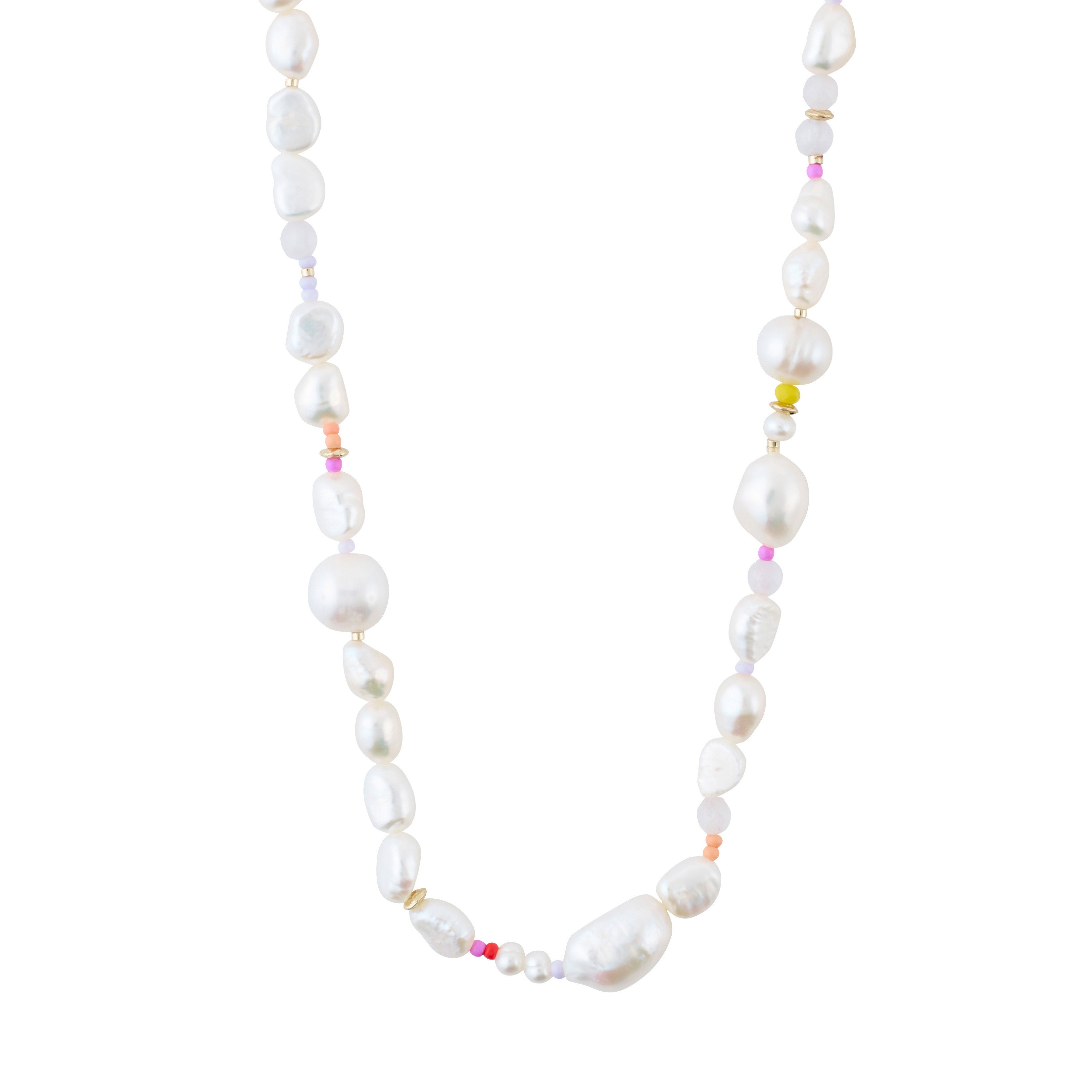 Close-up of Pilgrim's RAMONA freshwater pearl necklace, featuring irregular pearls and rose quartz stones, showcasing an organic and elegant design.