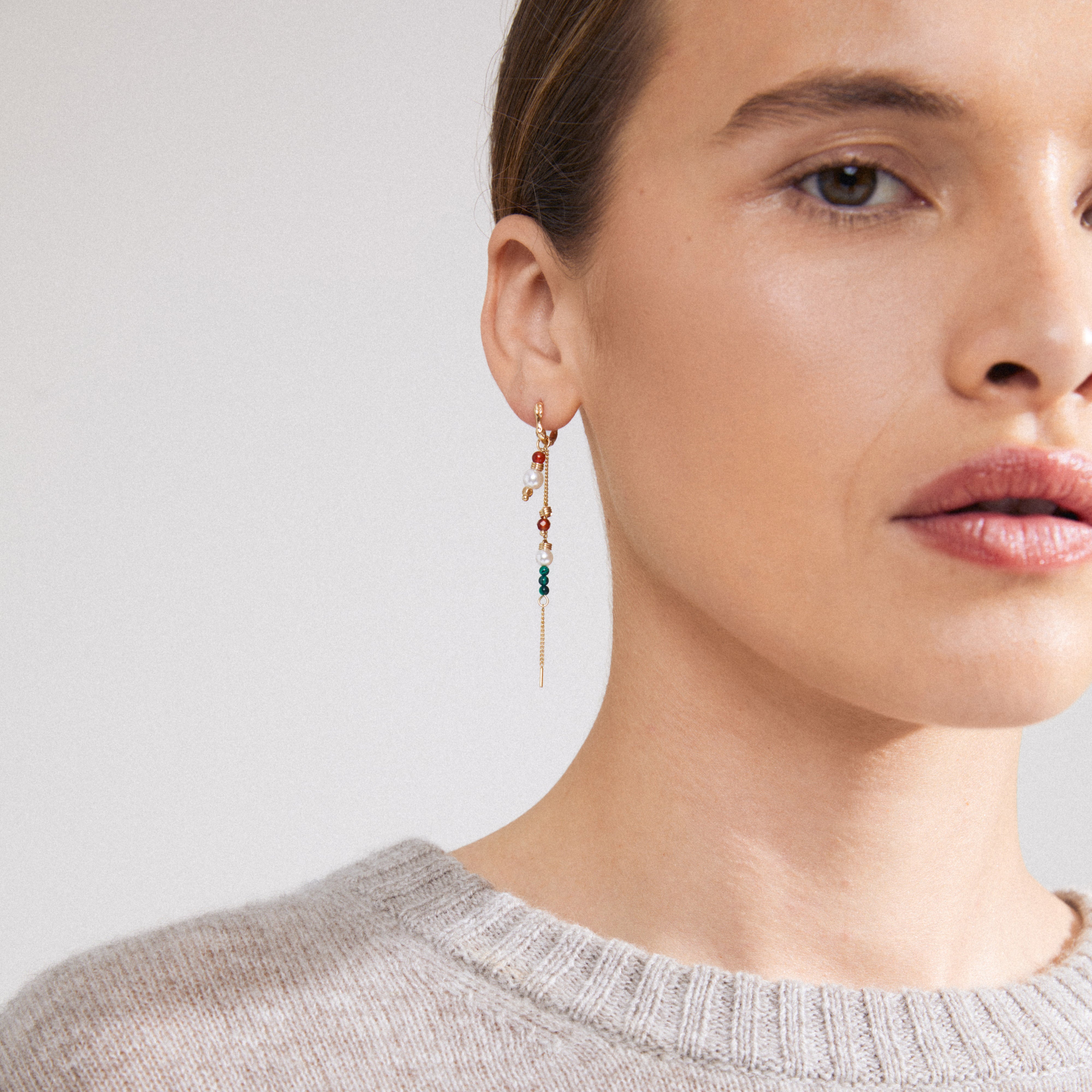 SIBYL single earring, gold-plated hoop with colorful glass beads and a slender chain, offering a handcrafted, playful touch to your summer boho style.
