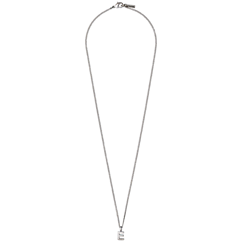 CHARM necklace with E pendant, silver-plated. Delicate curb-style chain, 43 cm, made from 99% recycled materials. Features a lobster-style clasp for secure fastening.