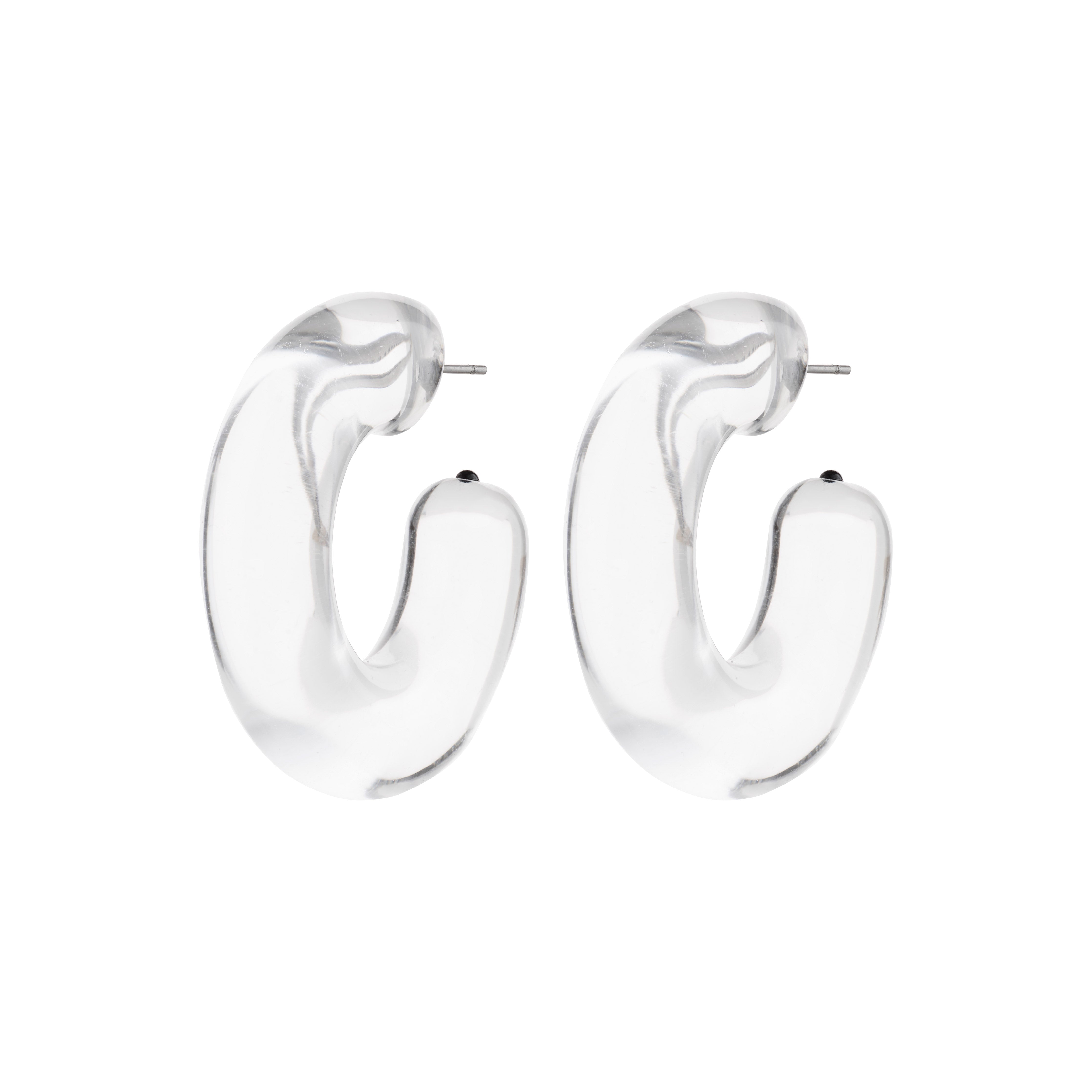 FREJA WEWER x PILGRIM Aqua hoops large, crystal: chunky, transparent C-shaped earrings, crafted from recycled material, offering a bold, fashion-forward statement for trendsetters.