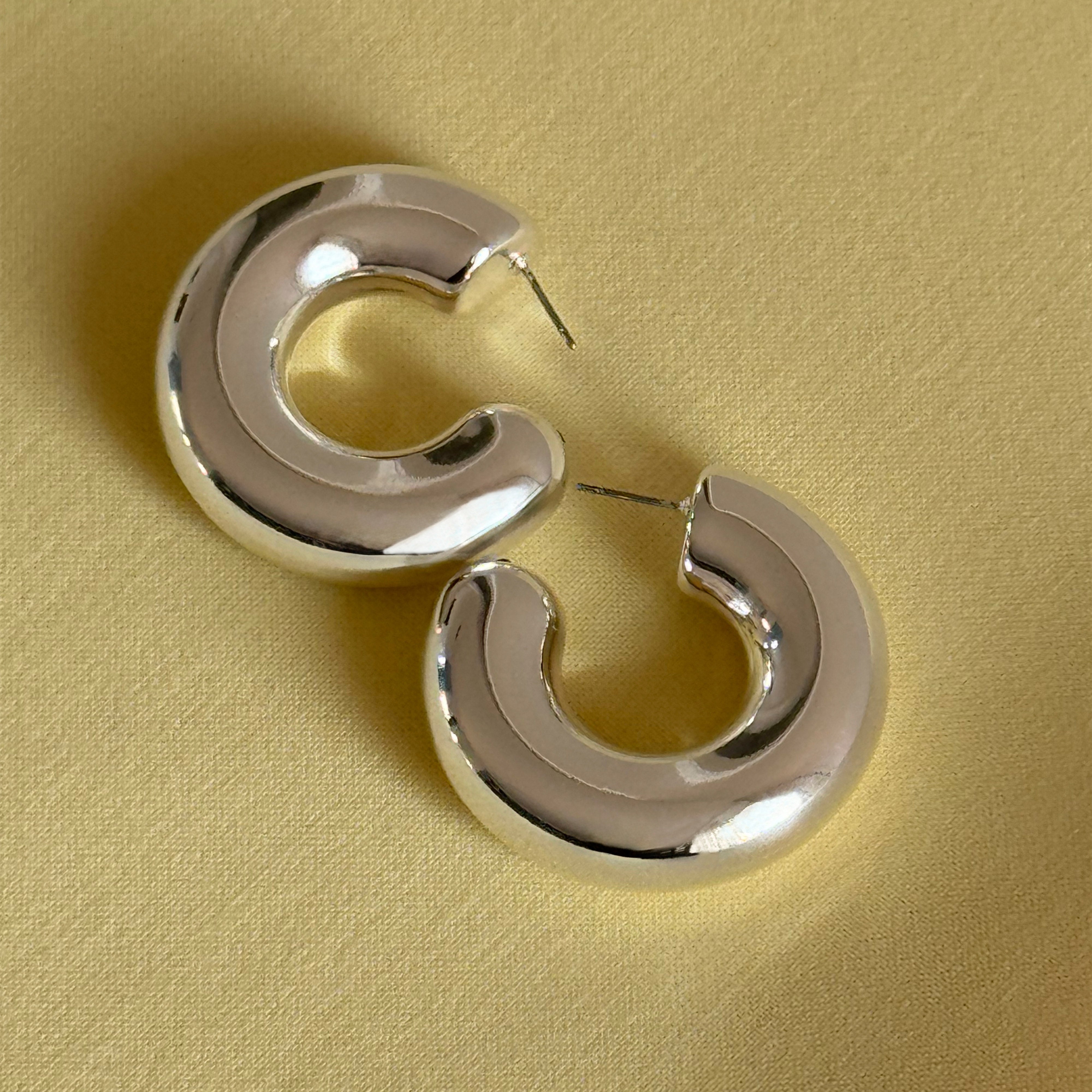 FREJA WEWER x PILGRIM Firenze hoops medium, silver-plated; bold, chunky silver earrings, perfect for elevating outfits. Made from recycled material, ideal for trendsetters.