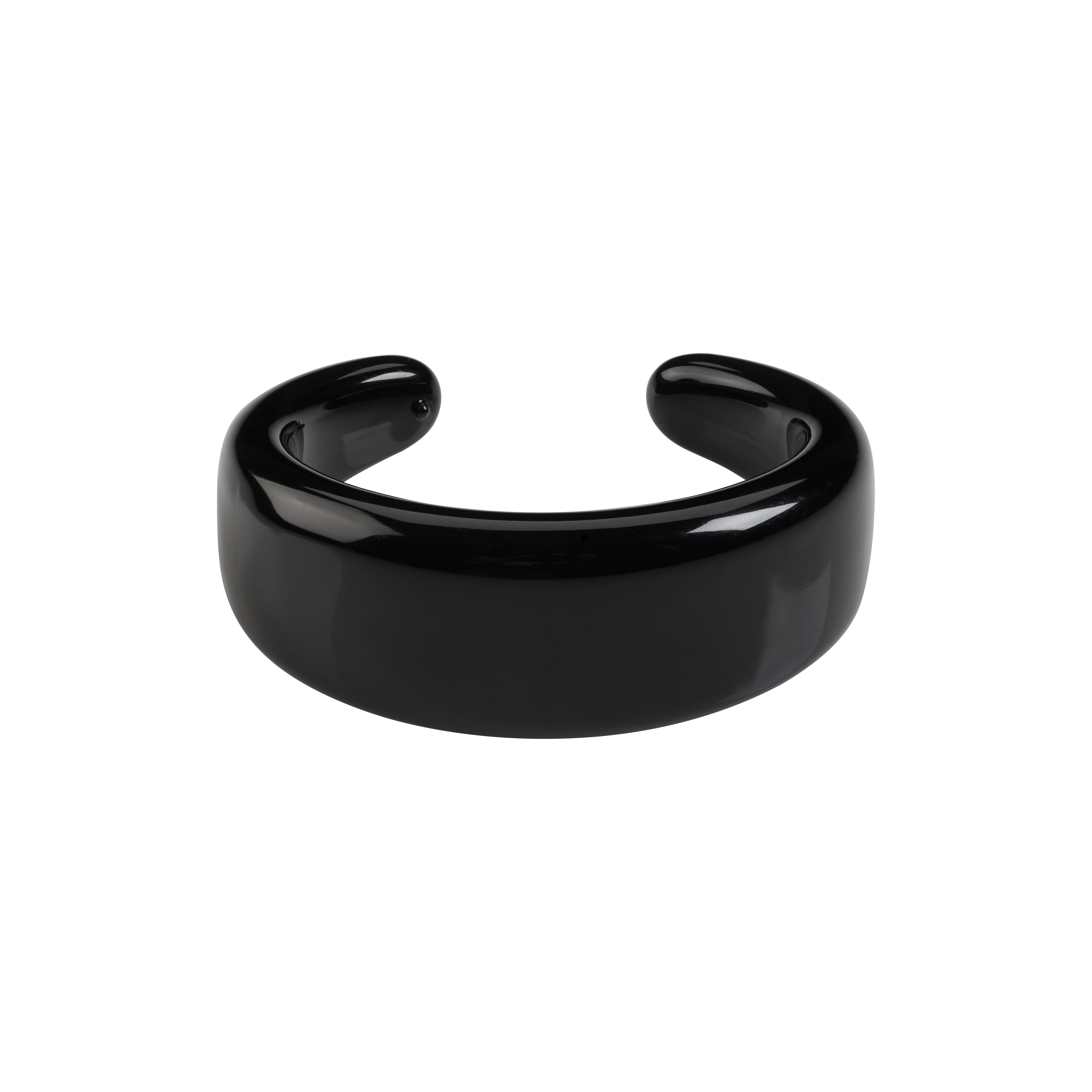 FREJA WEWER x PILGRIM Polpo bracelet, black: A chunky, sleek black acrylic bangle designed for bold statements, perfect alone or stacked, embodying modern Scandinavian style.