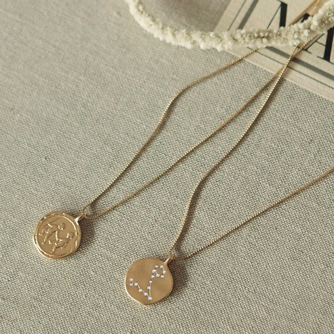 PISCES Zodiac Sign Coin Necklace, gold-plated, featuring a double-sided pendant with a zodiac motif and crystal-studded constellation, adjustable 40 cm chain with 9 cm extension.