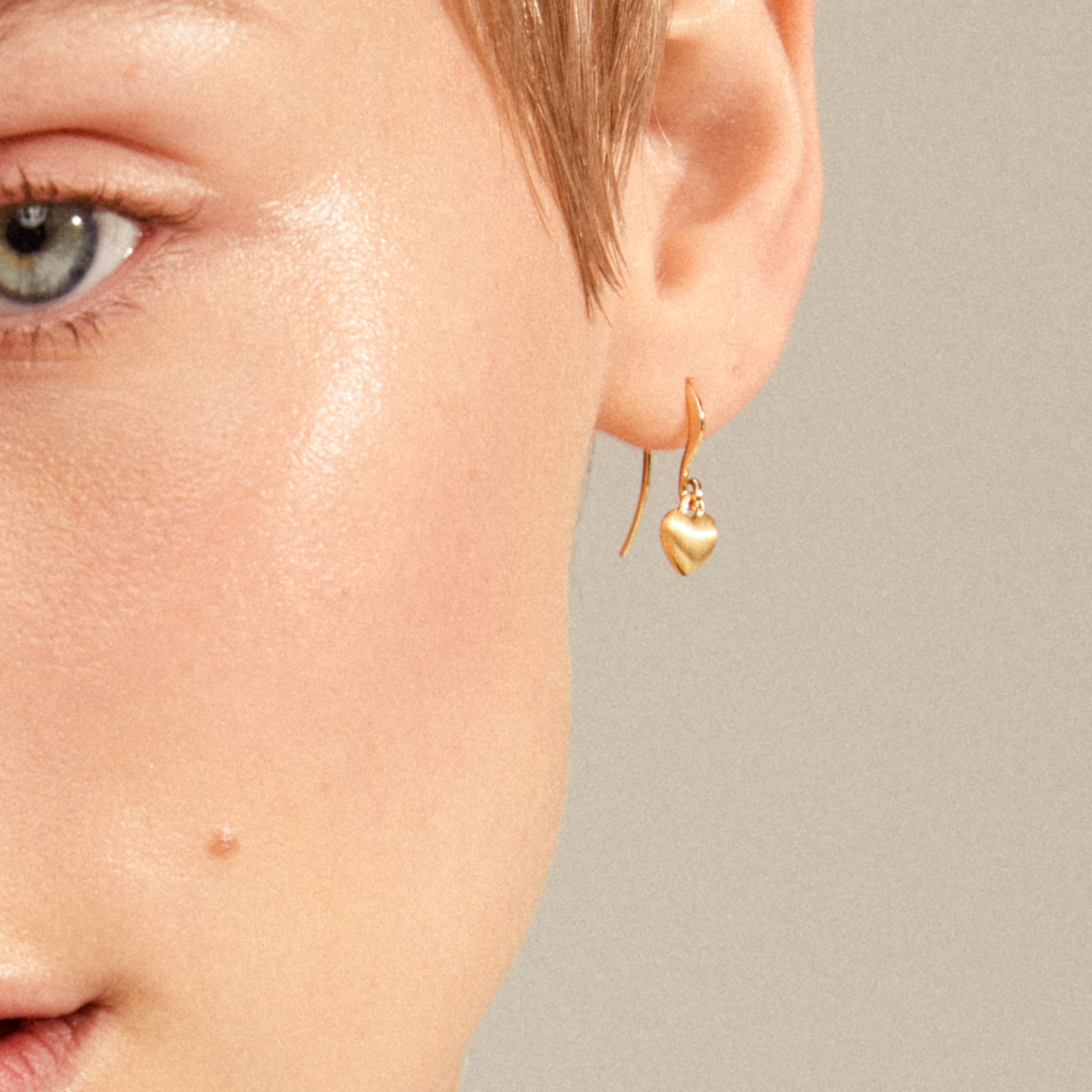 SOPHIA Ohrringe mit Herzanhänger, vergoldet