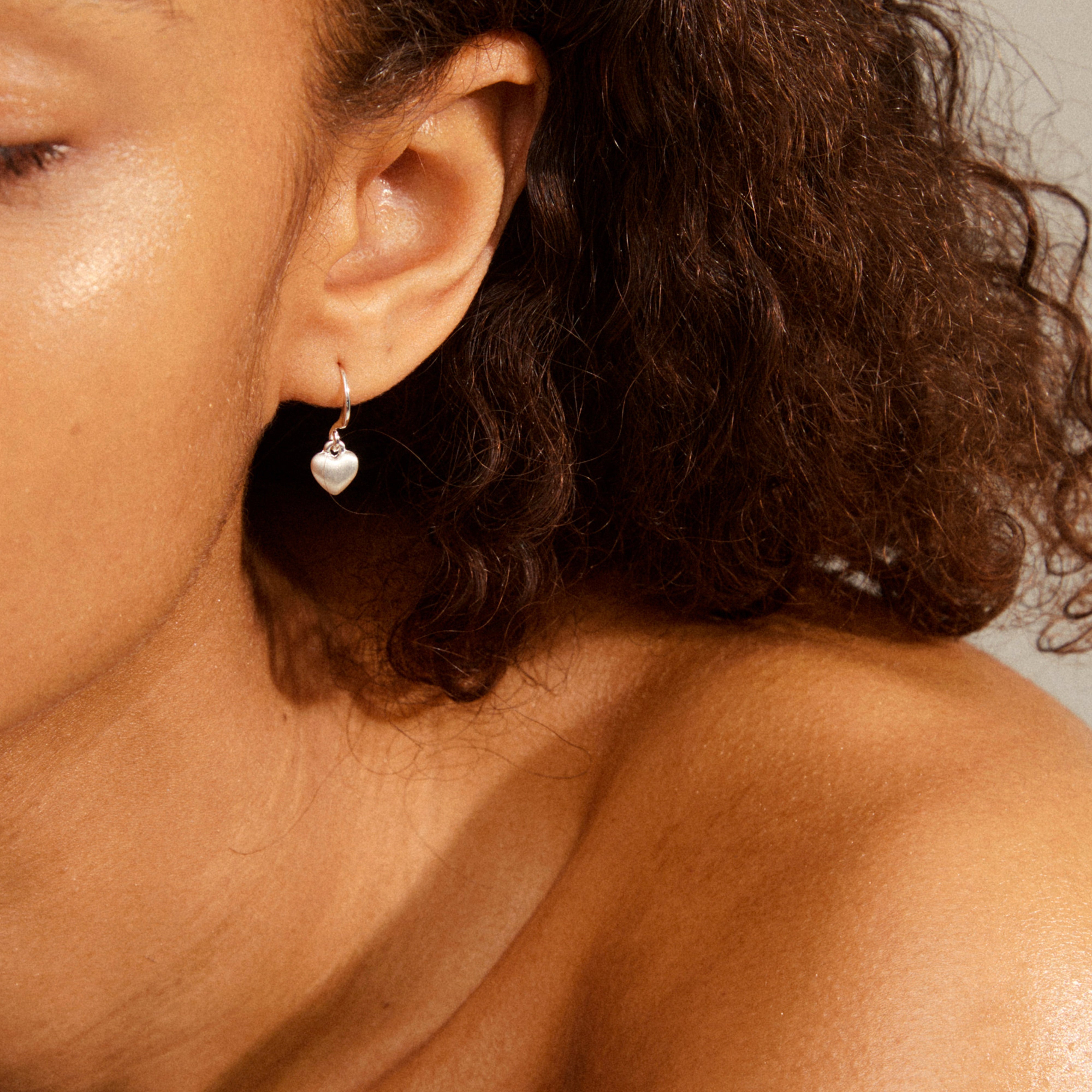 SOPHIA Ohrringe mit Herzanhänger, versilbert