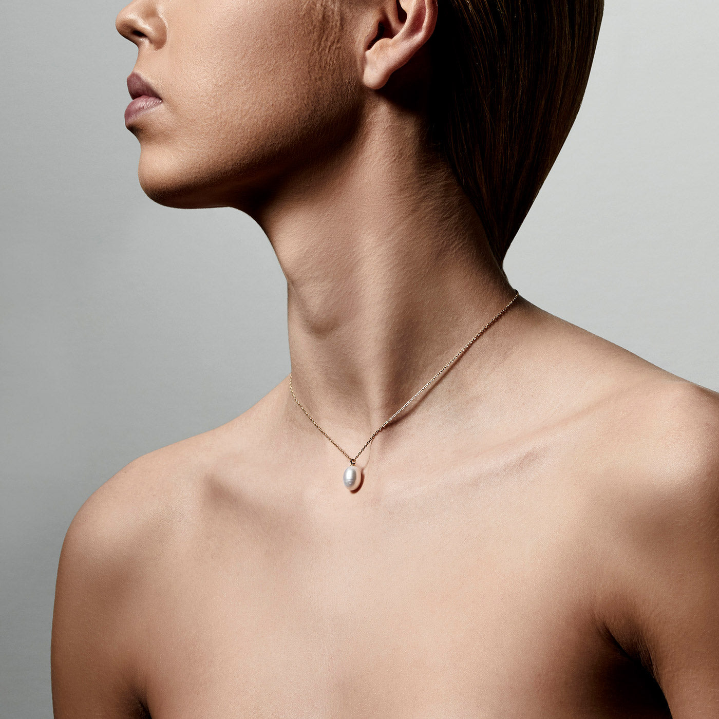 EILA freshwater pearl necklace gold-plated, featuring a droplet-shaped pearl pendant and sleek, soft shapes for timeless and contemporary style.