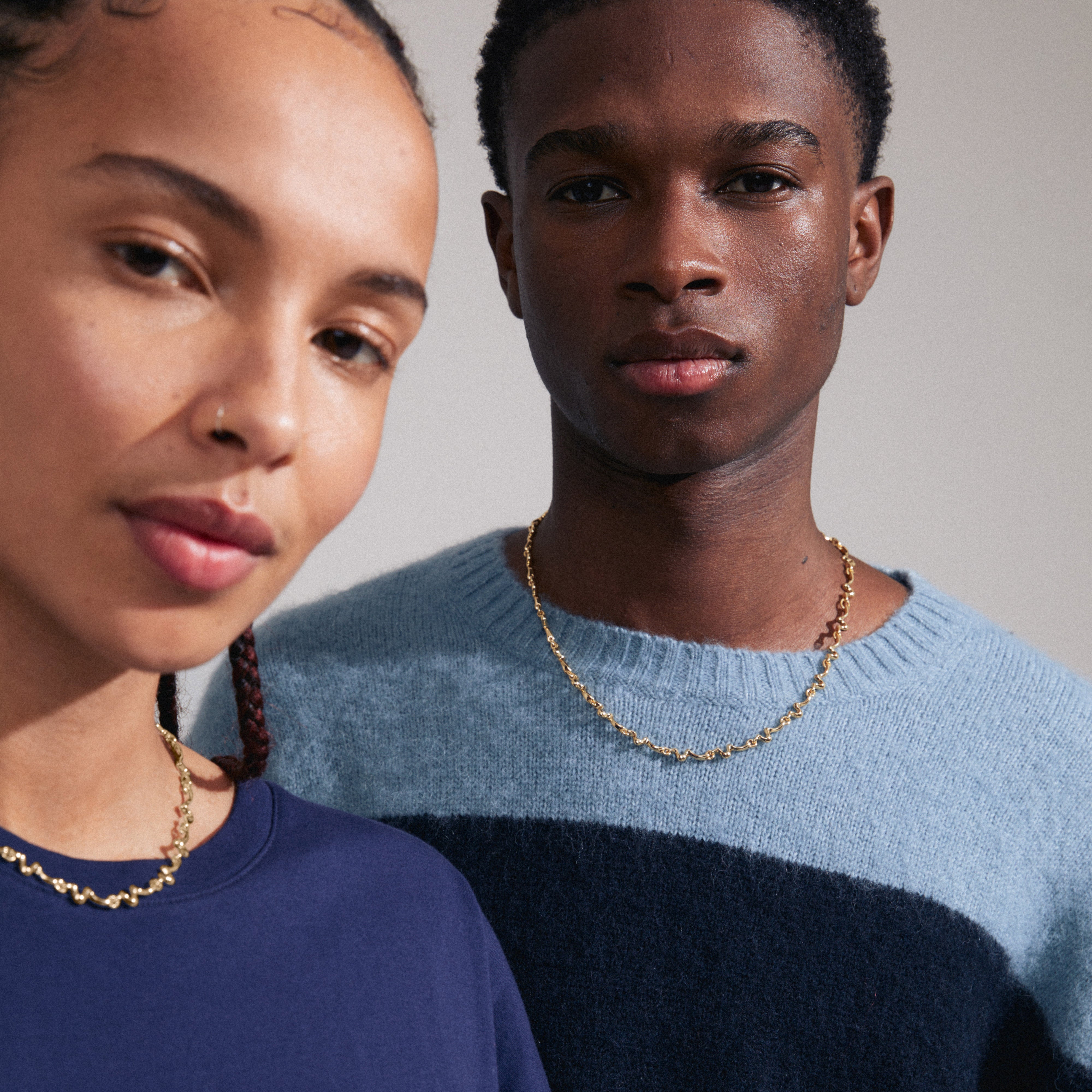 PENELOPE necklace gold-plated with wavy design, worn by a woman, showcasing elegant Scandinavian style and sophistication.