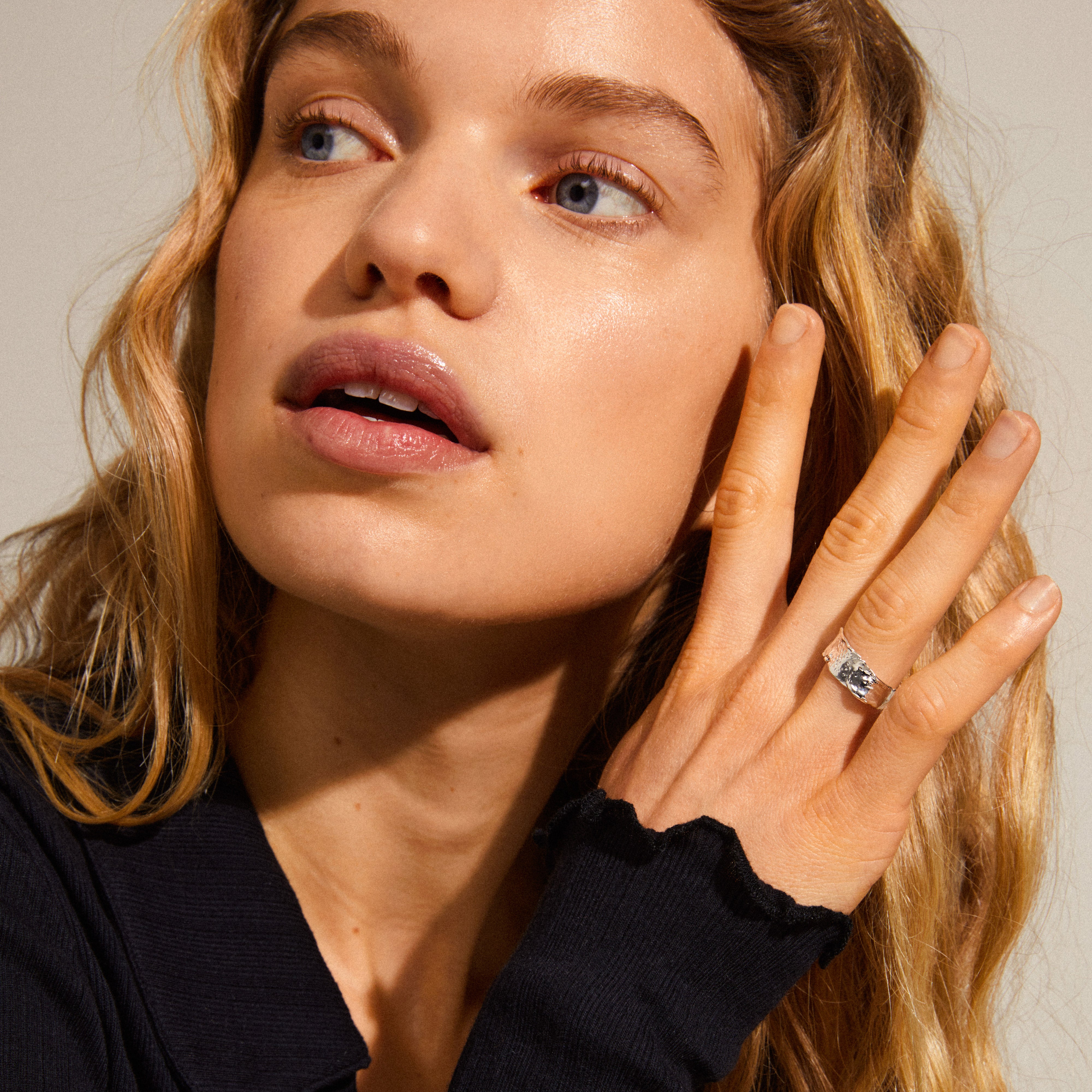 BATHILDA rustic ring silver-plated on woman's hand, showcasing its minimalist, chunky design that blends boldness and elegance. Ideal for both parties and everyday style.