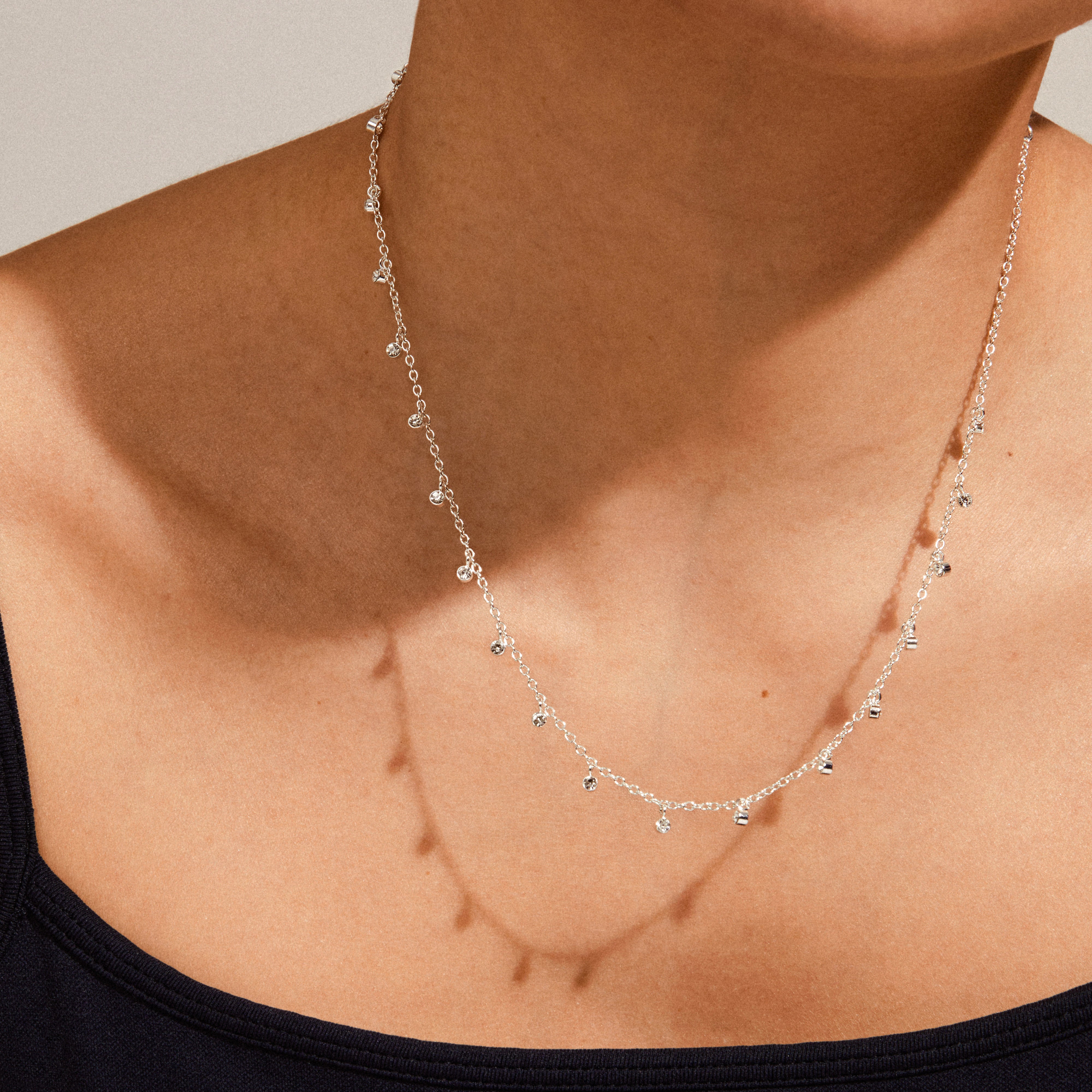 MAJA kristallhalsband med flera droppar silverpläterat