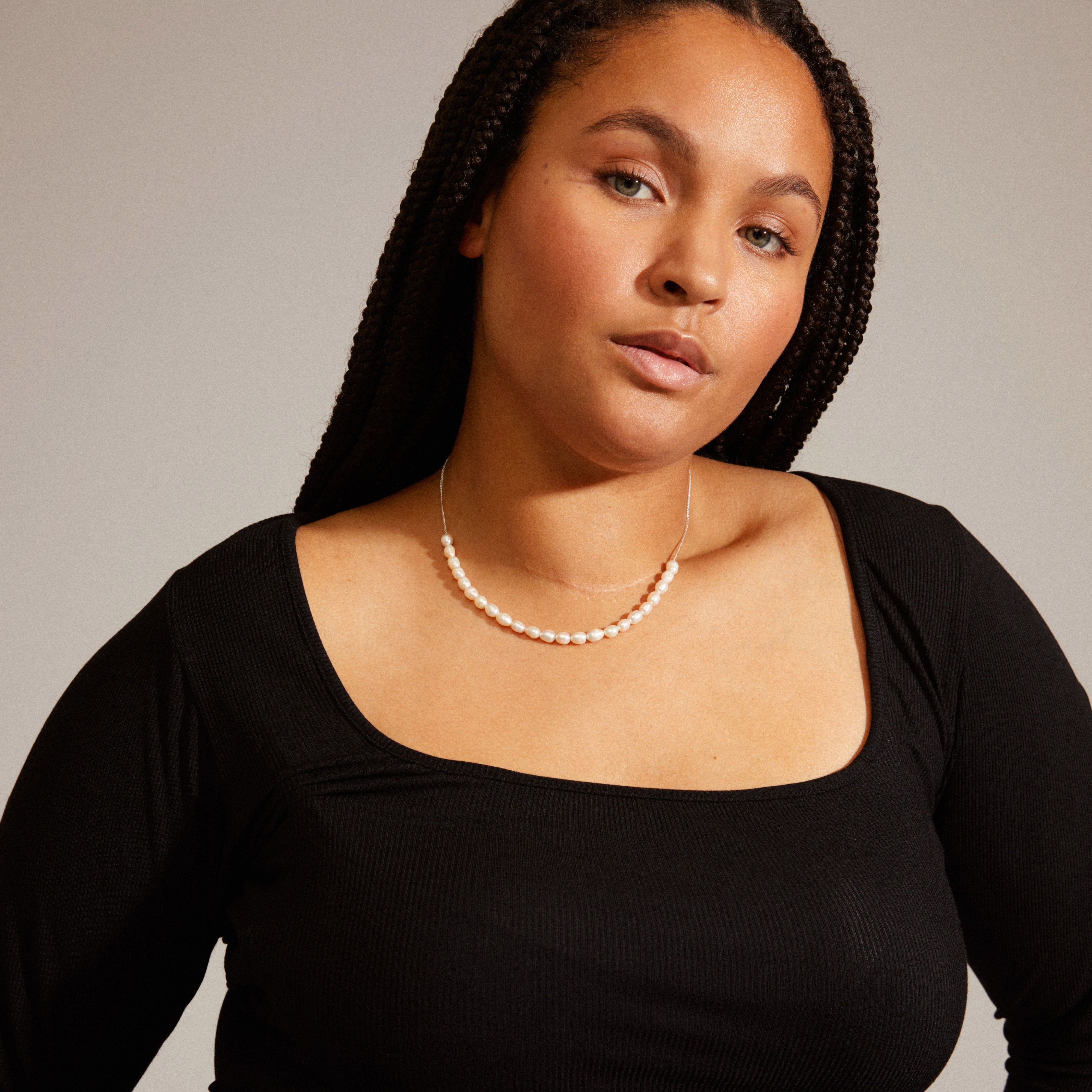 BERTHE pearl necklace silver-plated on woman, featuring delicate chain with genuine freshwater pearls, showcasing Pilgrim's elegant, timeless design.