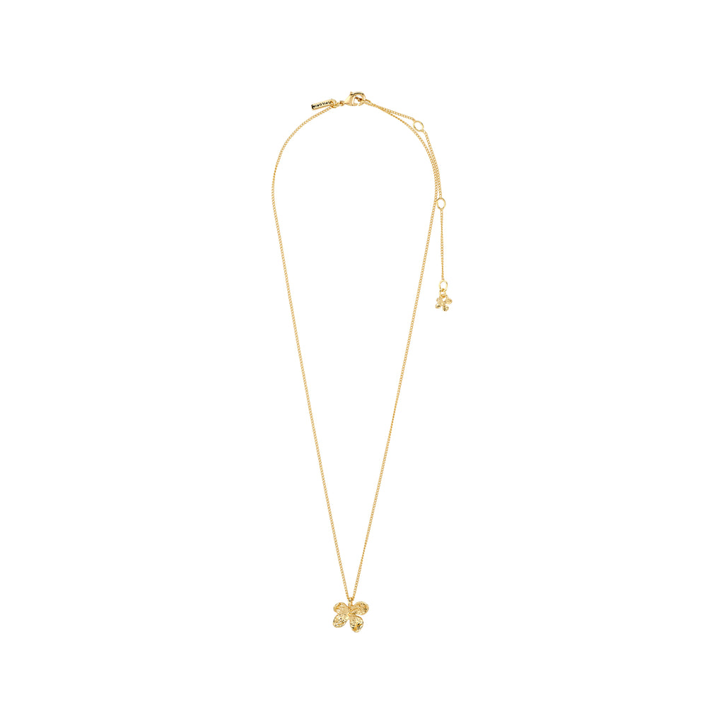 AJANI gold-plated necklace by Pilgrim features a dainty curb chain with a four-leaf clover pendant, adjustable fit, and artisanal, nature-inspired details.