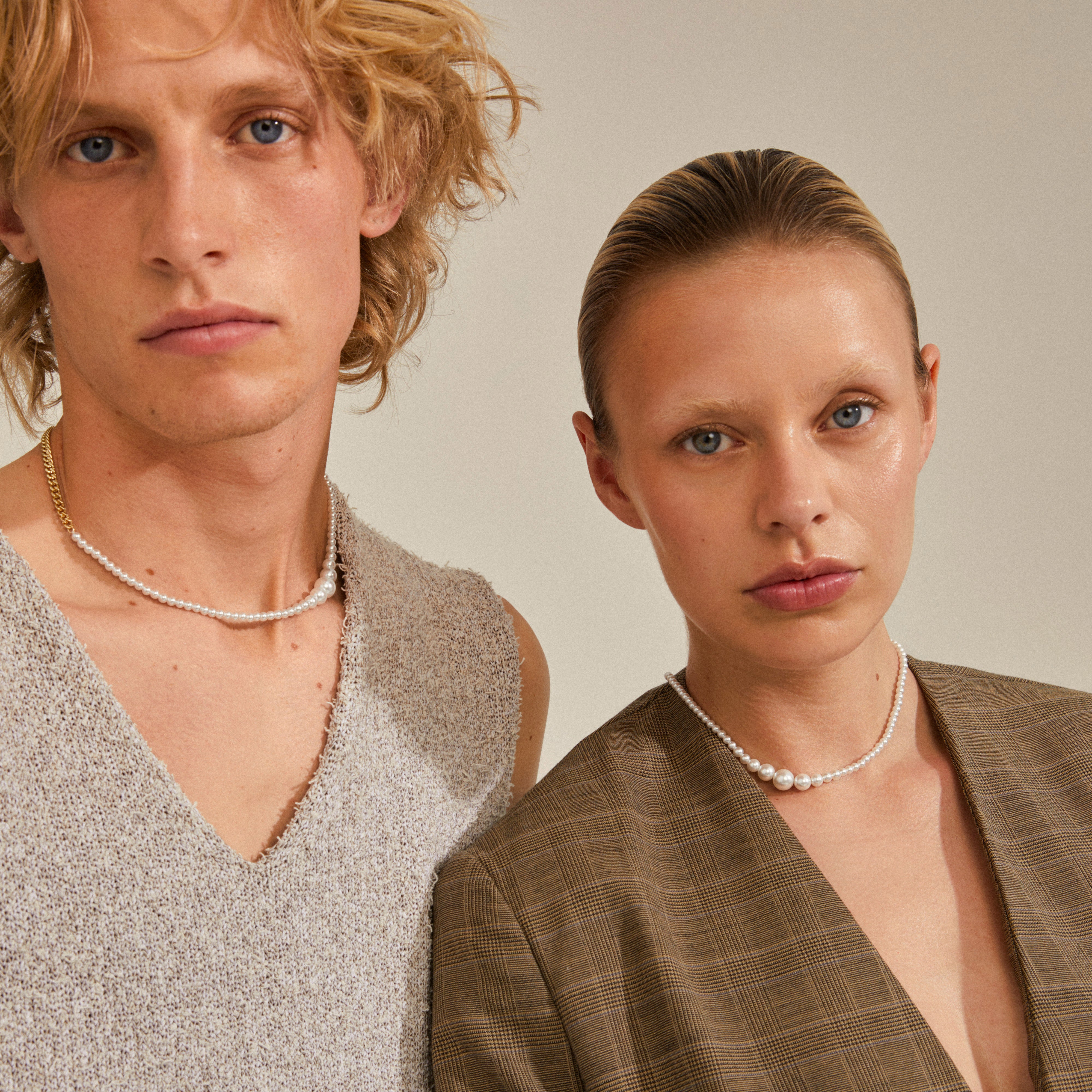 RELANDO gold-plated pearl necklace elegantly worn by a woman, showcasing its white glass pearls and chunky curb chain, highlighting Pilgrim's blend of timeless and trendy design.