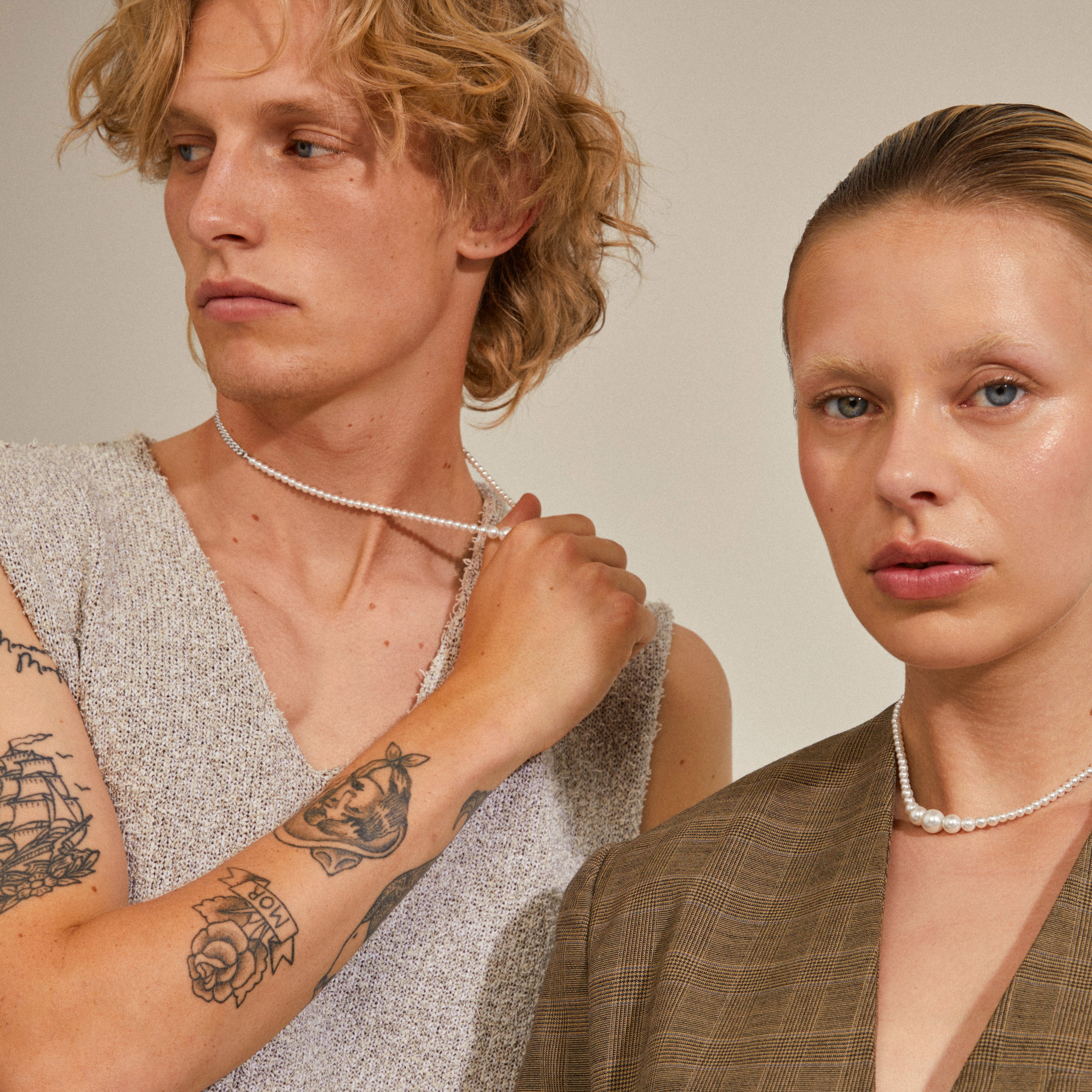 RELANDO pearl necklace, silver-plated by Pilgrim, elegantly blends white glass pearls and a chunky curb chain, showcasing a stylish, timeless design.