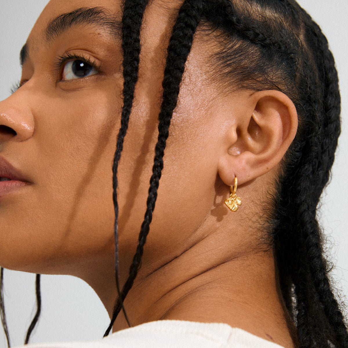 Gold-plated LUIS earrings with abstract flower pendants, featuring removable designs for versatile styling. Made from 99% recycled materials for a sustainable touch.