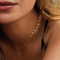 A woman wears the NANCY necklace, a simple 45 cm gold-plated Venezia chain, ideal for layering or adding a pendant.