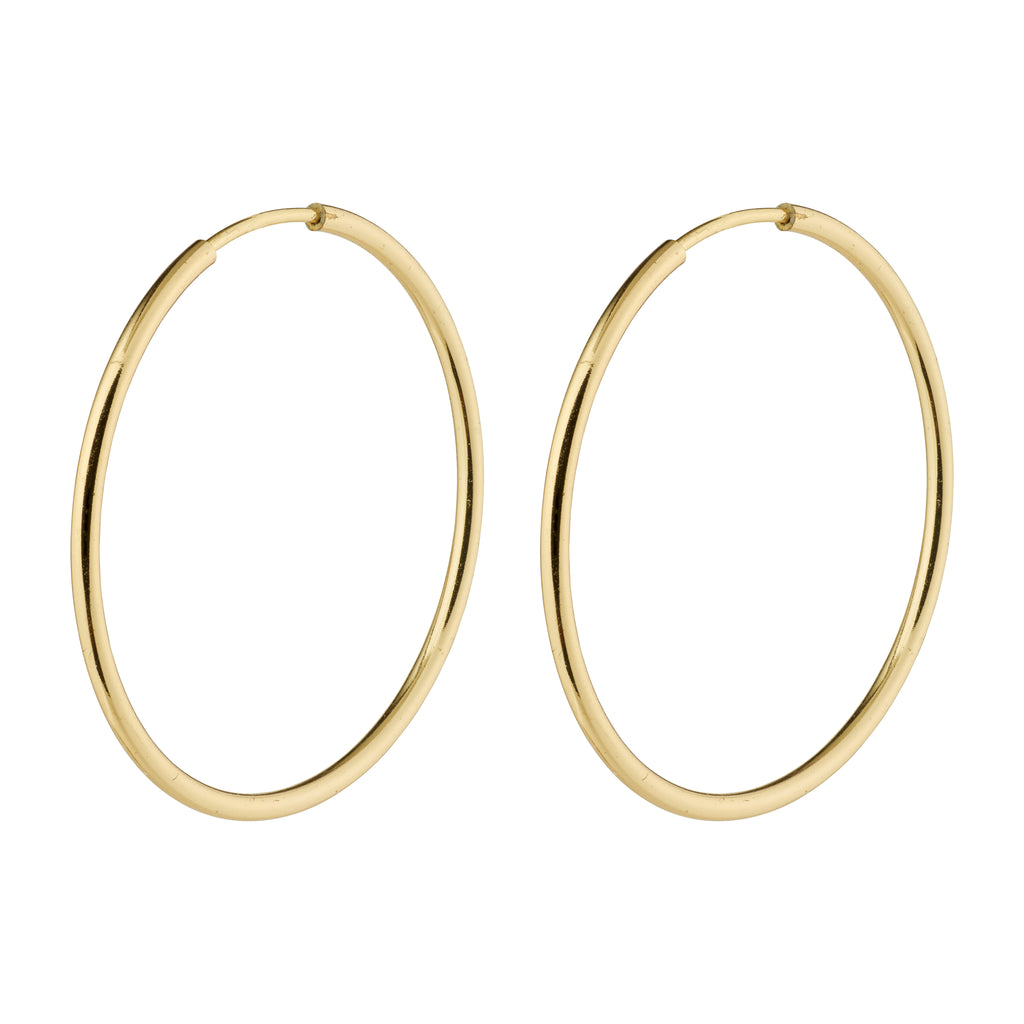 SANNE medium gold-plated hoop earrings, 26 mm, offering timeless elegance. Ideal for daily wear or layering, embodying Pilgrim's blend of classic and trendy style.