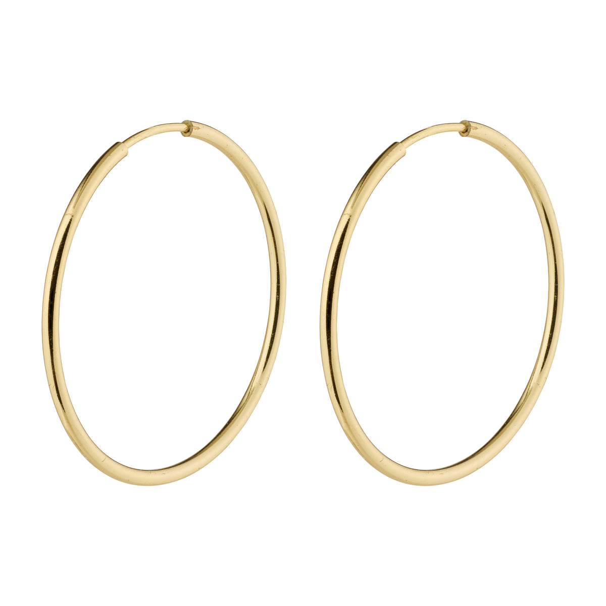 SANNE medium gold-plated hoop earrings, 26 mm, offering timeless elegance. Ideal for daily wear or layering, embodying Pilgrim's blend of classic and trendy style.
