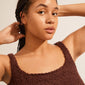 PERI twirl necklace gold-plated, delicate and twisted design, worn by a woman, highlighting elegance and simplicity. Perfect for timeless, everyday style.
