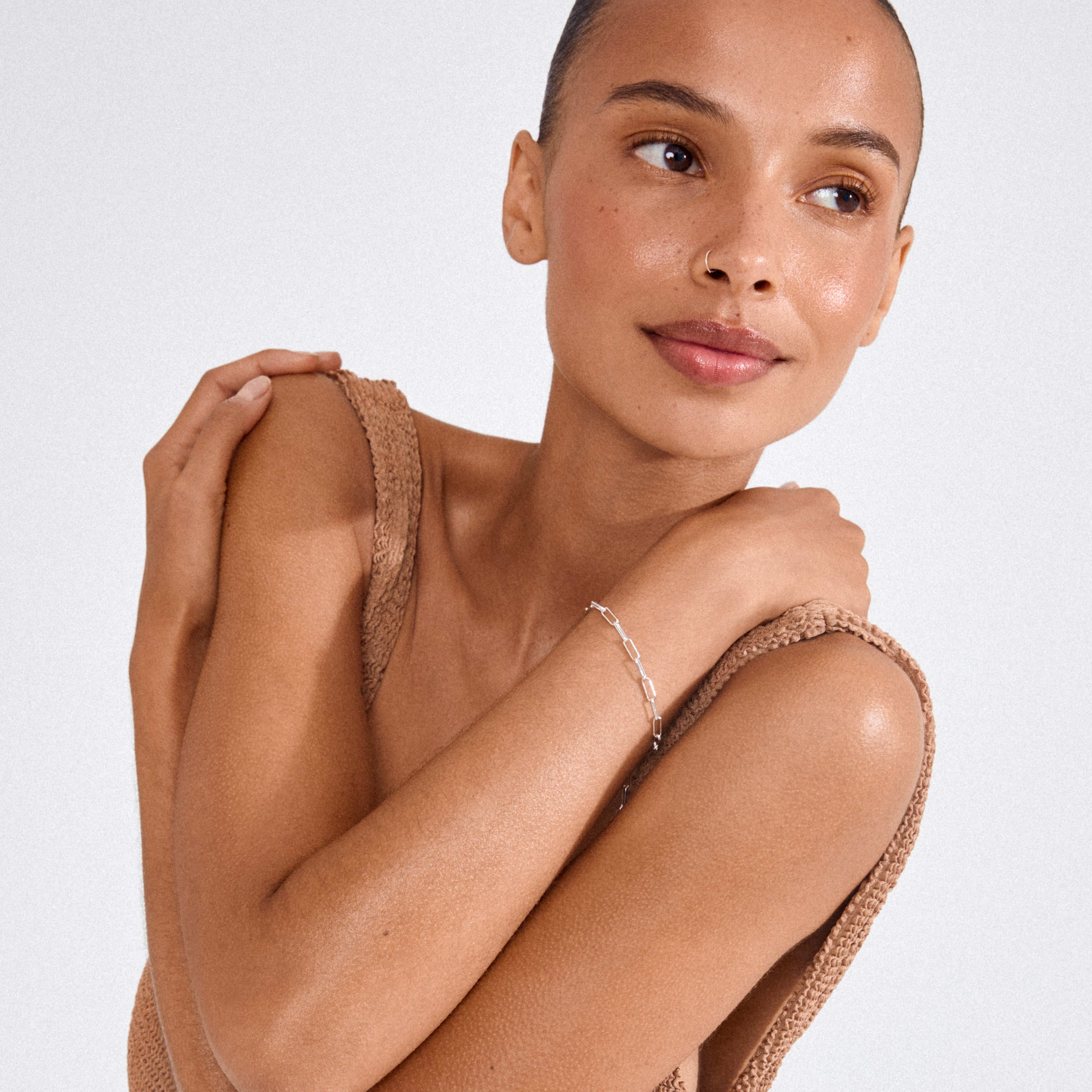 Young woman wearing the silver-plated RONJA bracelet, featuring sleek rectangular links, showcasing a bold, contemporary style and crafted from recycled materials.
