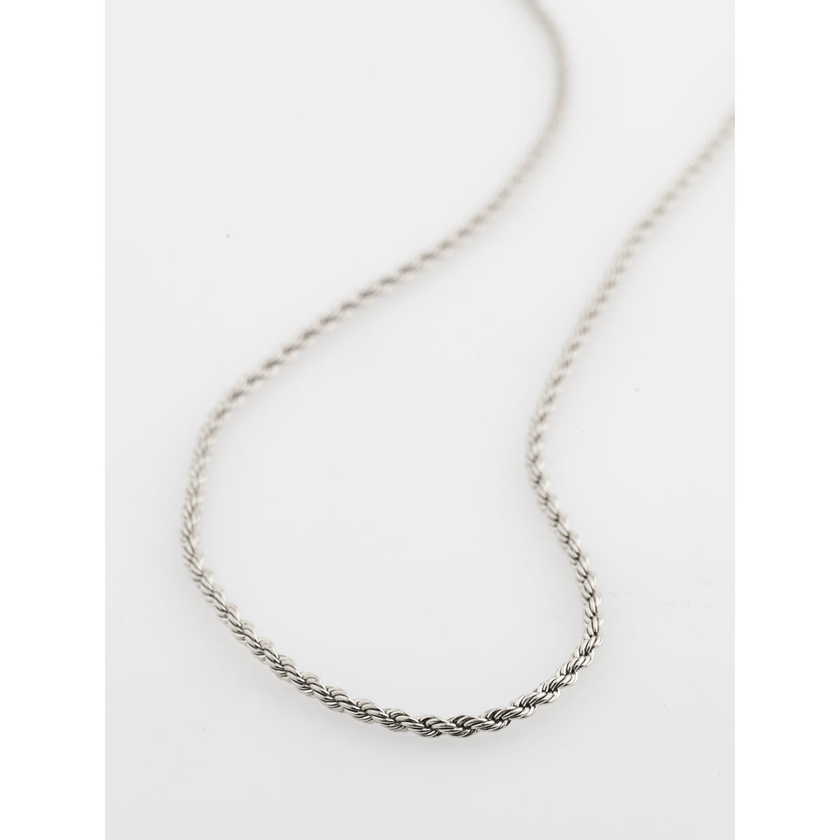 Close-up of the PAM robe chain necklace, silver-plated with twisted details, ideal for layering. Measures 40 + 9 cm. Perfect for trendy, personal style seekers.