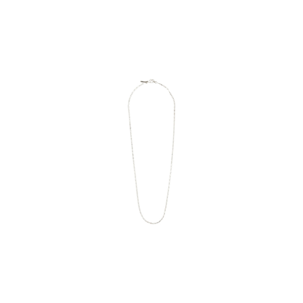 PARISA flat link chain necklace, silver-plated, features polished links that reflect light, ideal for layering and enhancing a chic look. Measures 40 cm in length.