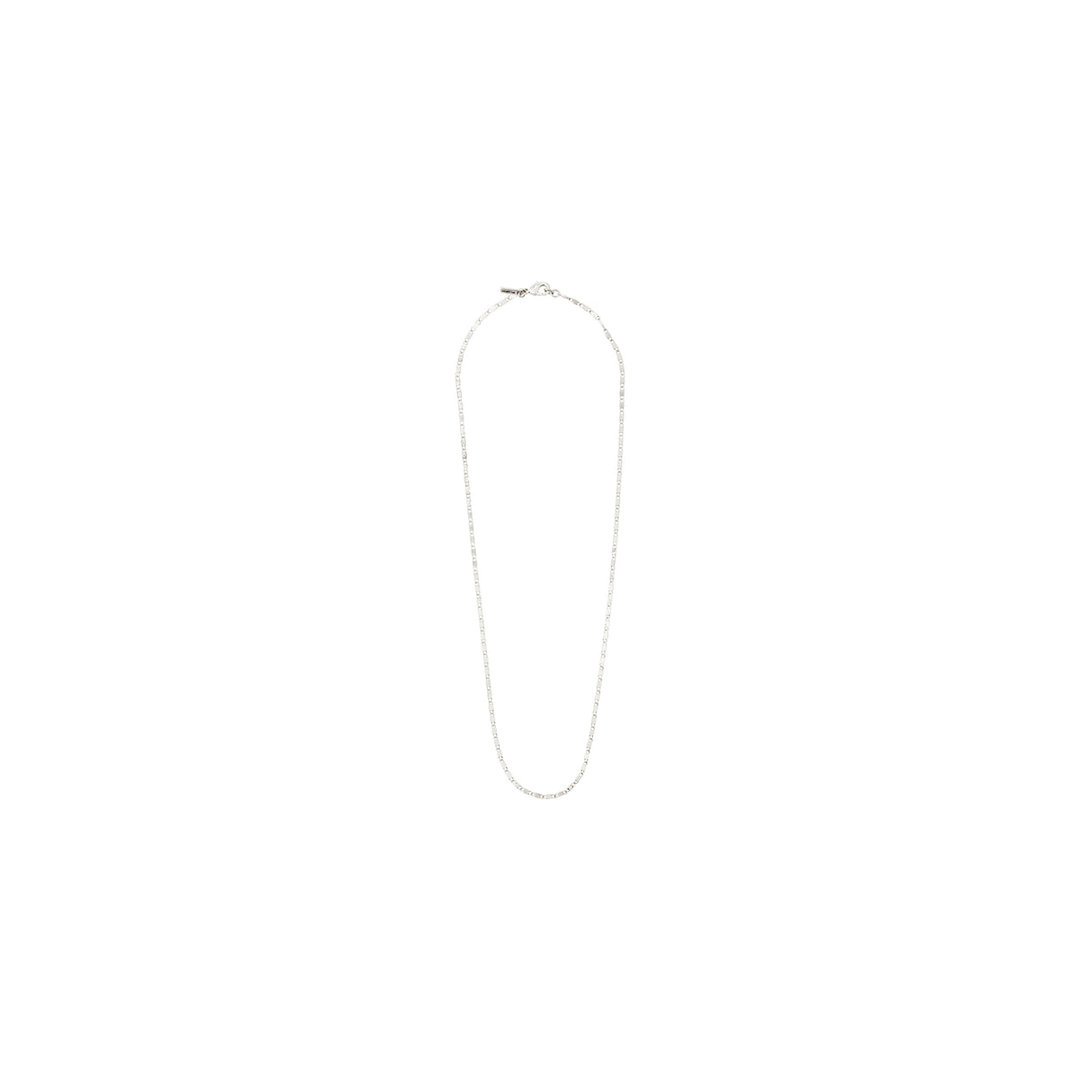 PARISA flat link chain necklace, silver-plated, features polished links that reflect light, ideal for layering and enhancing a chic look. Measures 40 cm in length.