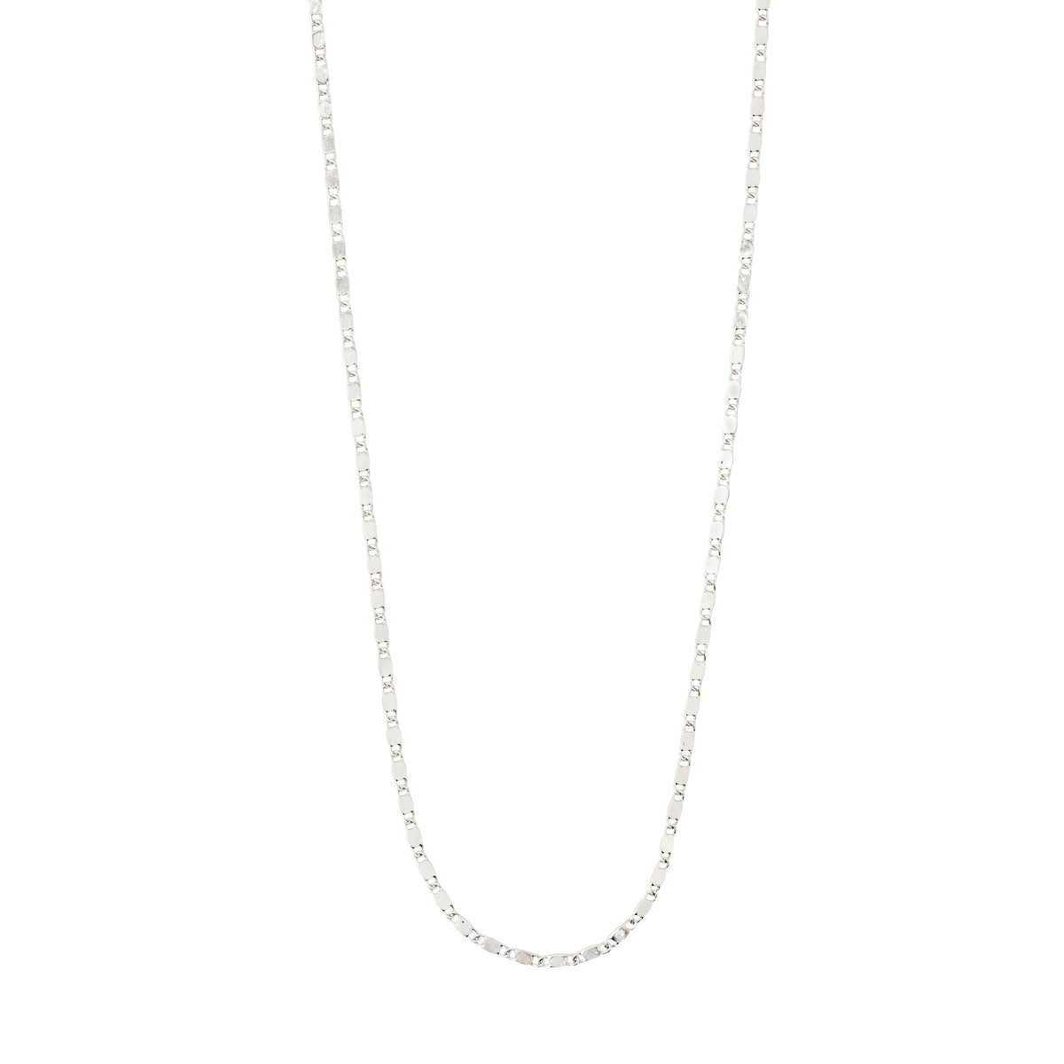PARISA flat link chain necklace, silver-plated with polished links, 40 cm. Ideal for layering, capturing Pilgrim's Scandinavian quality and modern style.
