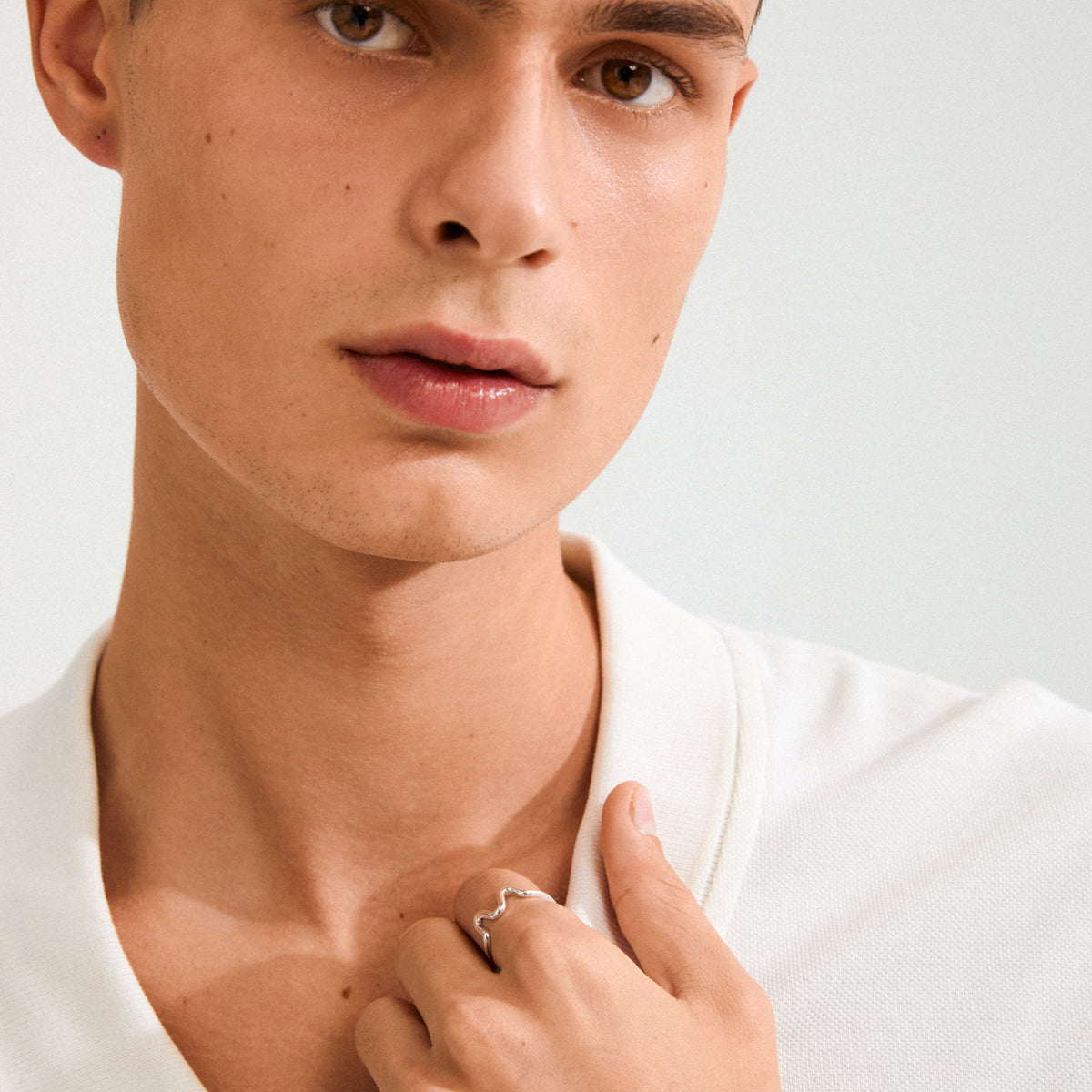 LULU wavy stack ring, silver-plated, with an organic design, elegantly wraps around the finger, offering a stylish and sustainable accessory from Pilgrim.