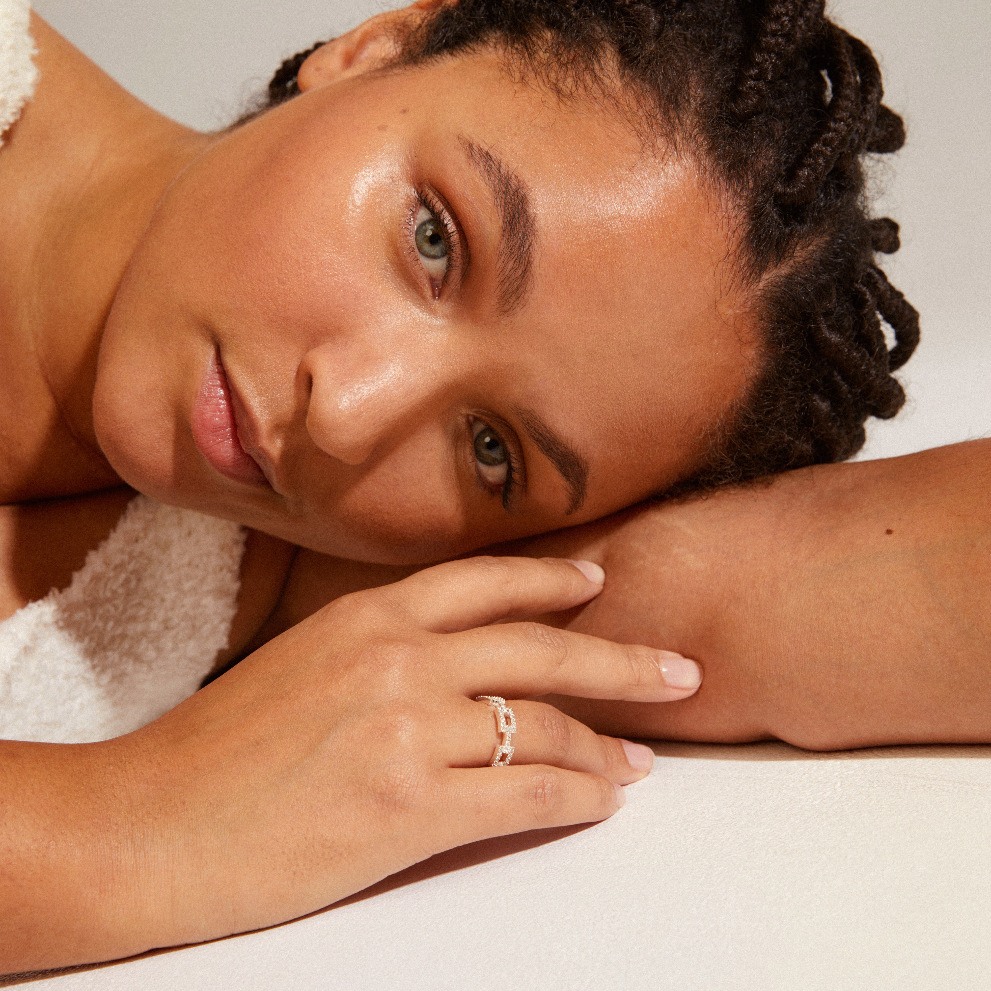 COBY crystal ring silver-plated on a woman's hand, showcasing its rectangular links and glittering Preciosa crystals.