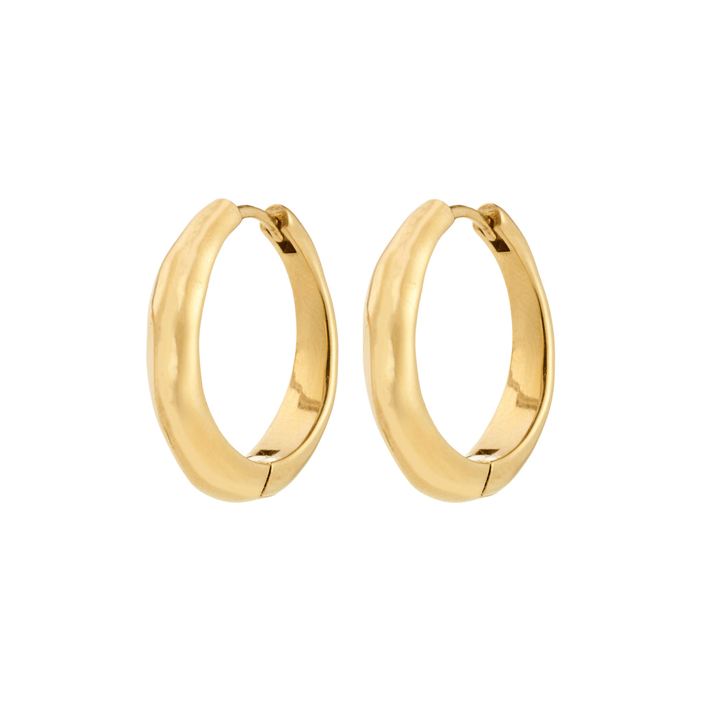 HARRISON hoops gold-plated with wavy design, offering luxury and Scandinavian style. Waterproof and sustainable, perfect for everyday wear.