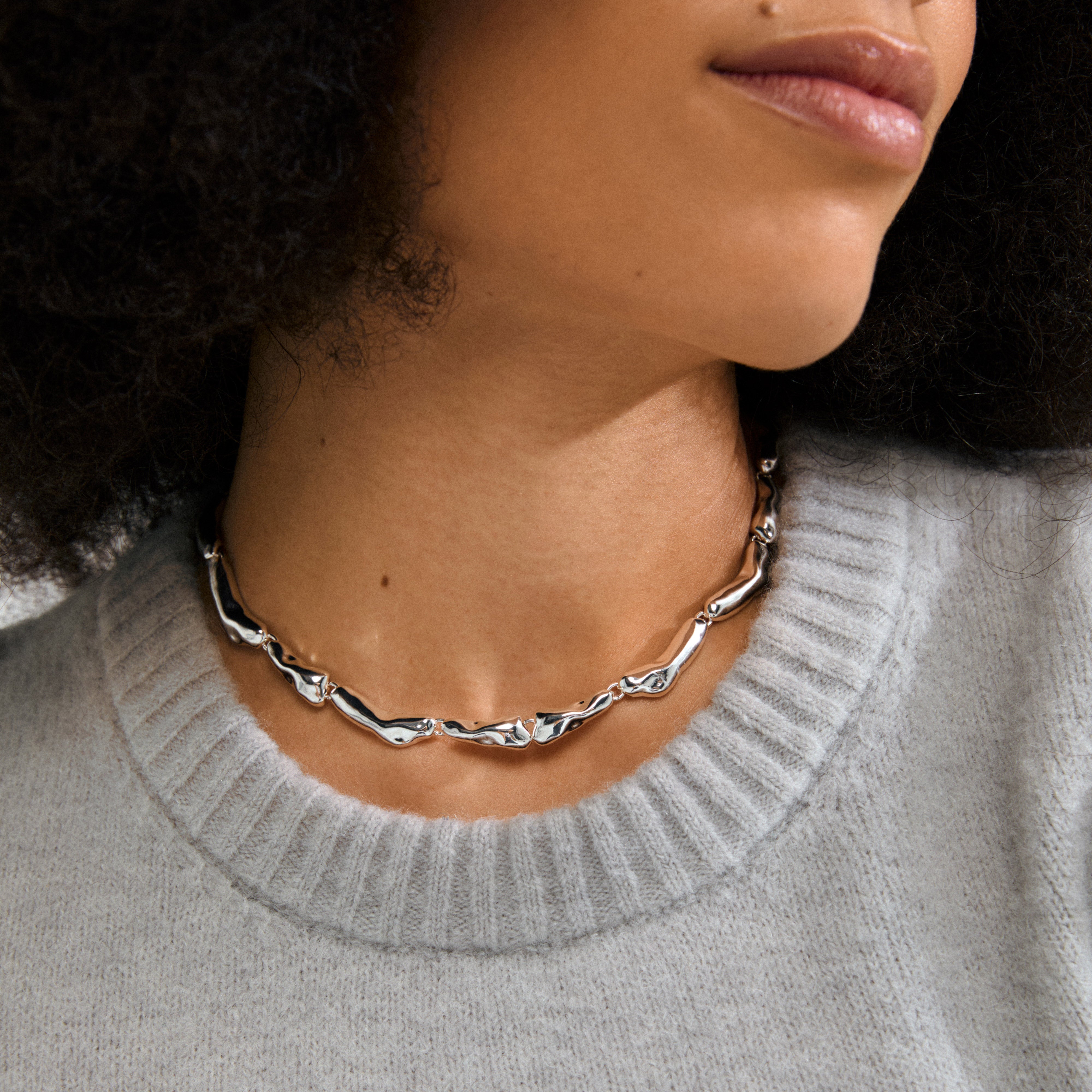 HARRISON necklace silver-plated with puffy, irregular links, inspired by nature's organic shapes, offering a bold, trendy statement. Measures 38 cm with a 12 cm extension.