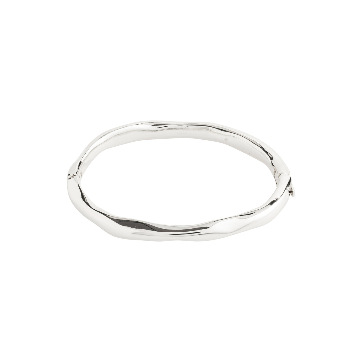 Silver-plated HARRISON bangle with wavy design, click clasp, and quality feel, crafted from 99% recycled material. Stylish for everyday or party wear.