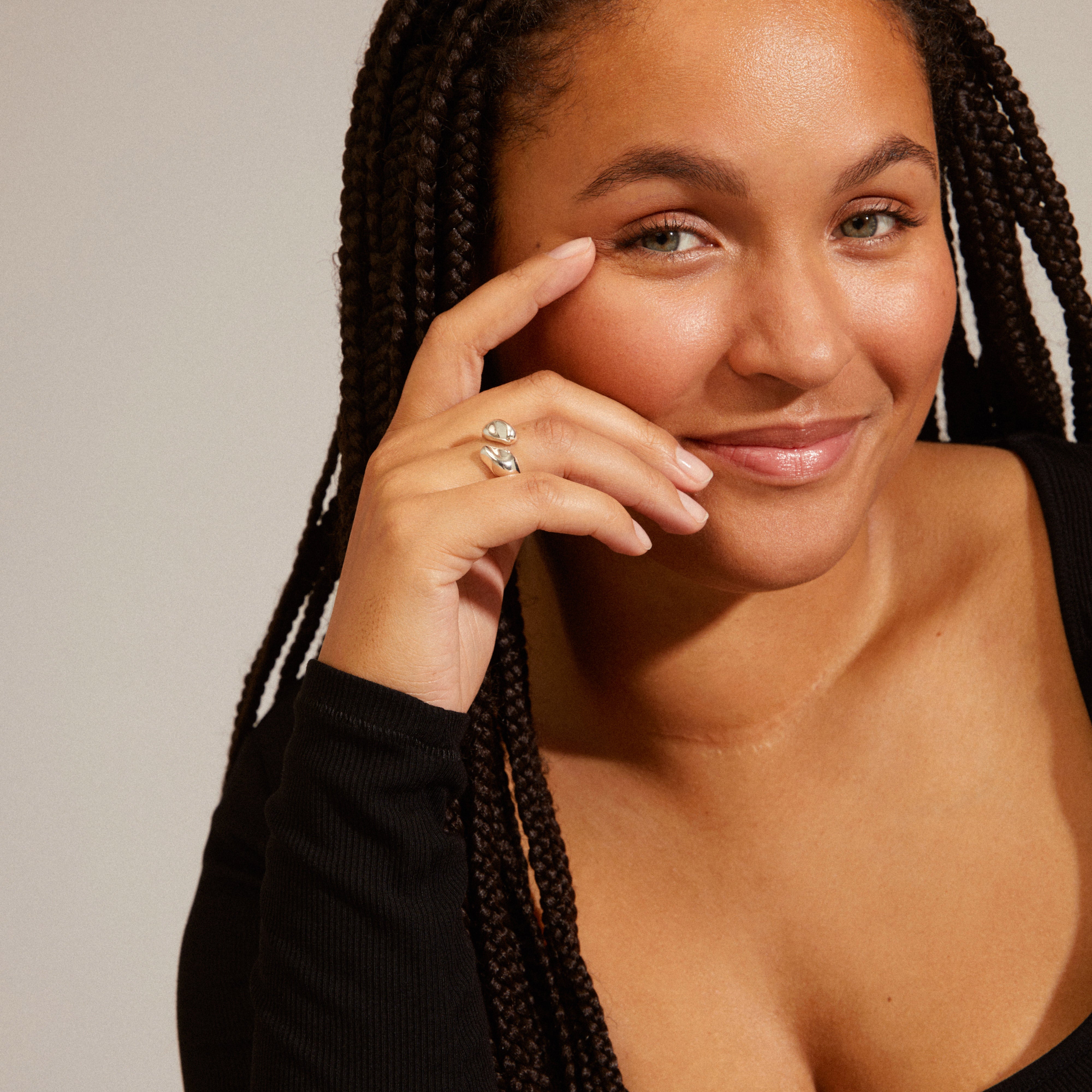 Woman with braids wearing Pilgrim's CHANTAL silver-plated ring, showcasing its glossy, organic design, perfect for both everyday and glam looks.