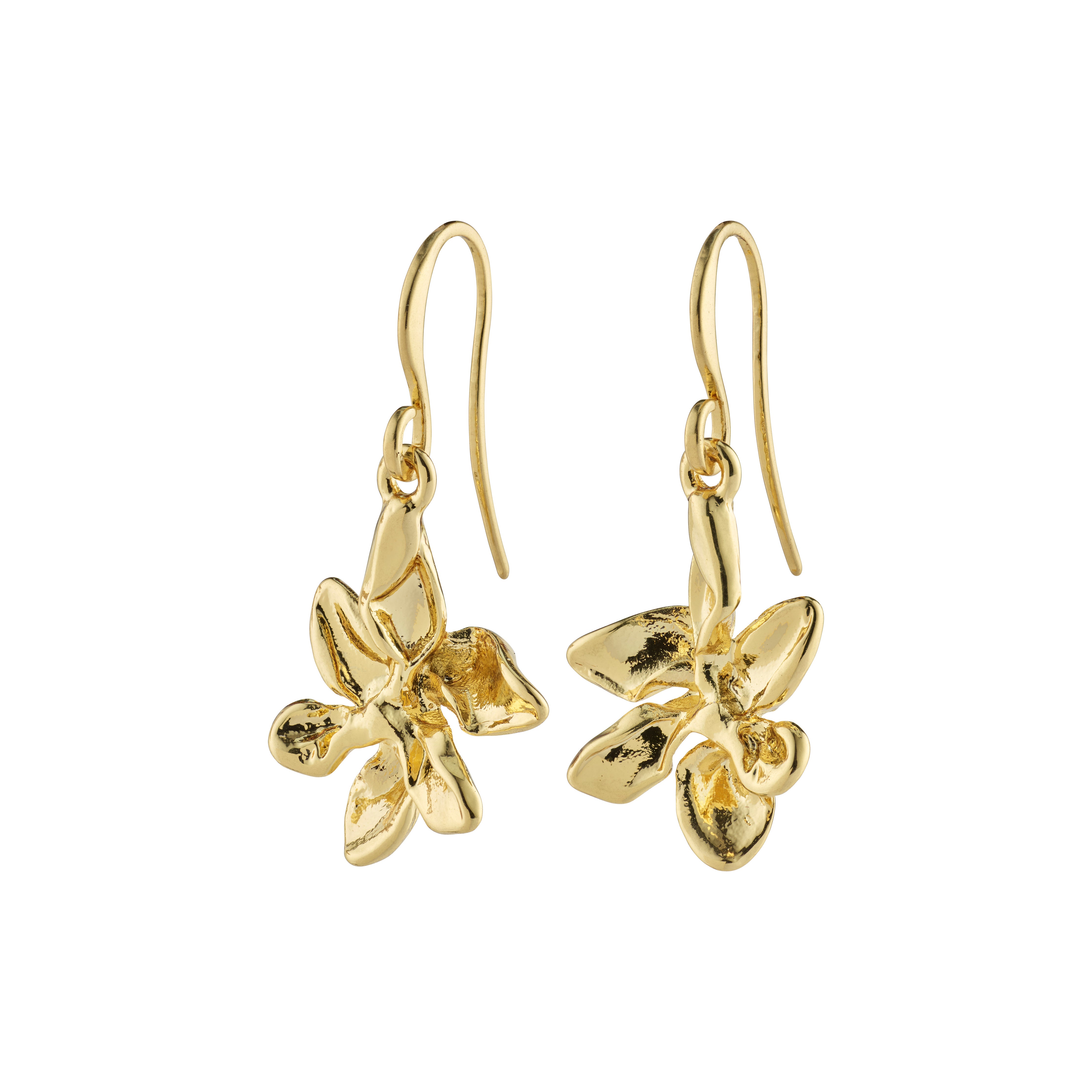 RIKO earrings gold-plated with flower pendants, crafted from 99% recycled material, showcasing a summery, nature-inspired design by Pilgrim.