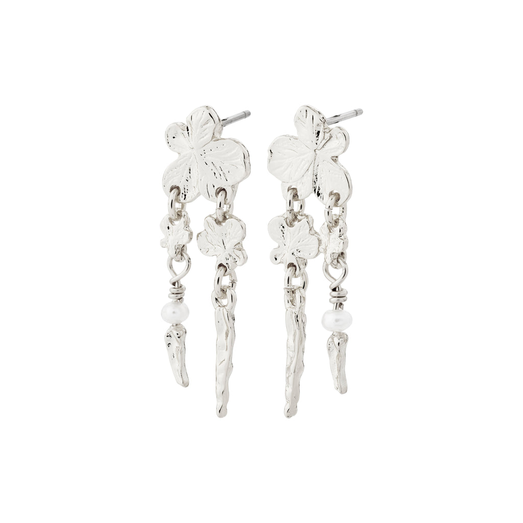 ZHURI silver-plated earrings with floral motifs and a freshwater pearl, combining elegance and playfulness. Ideal for everyday wear and special occasions.