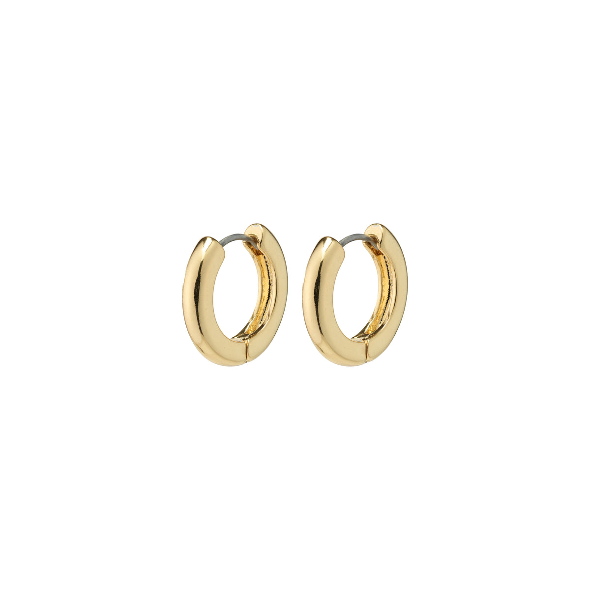 TYRA chunky hoop earrings, gold-plated and timeless by Pilgrim, feature a strong, shiny surface, embodying classic style and sustainability with 99% recycled materials.