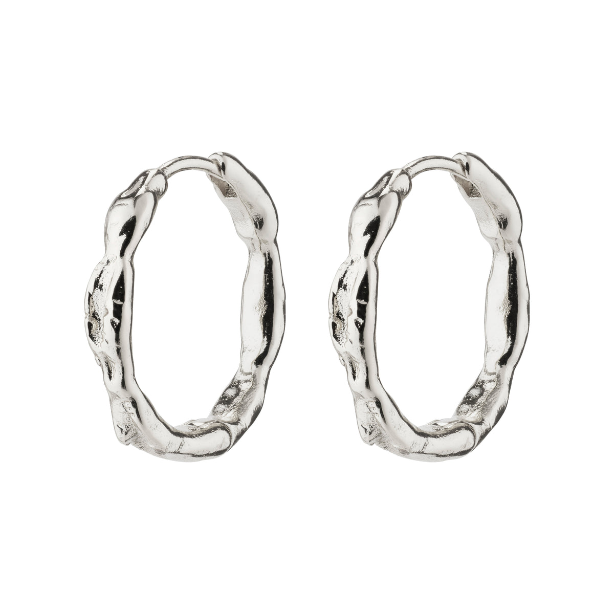 EDDY organic shaped medium hoops, silver-plated, featuring a handcrafted, exclusive look, ideal for both party and casual wear, made from 99% recycled material.