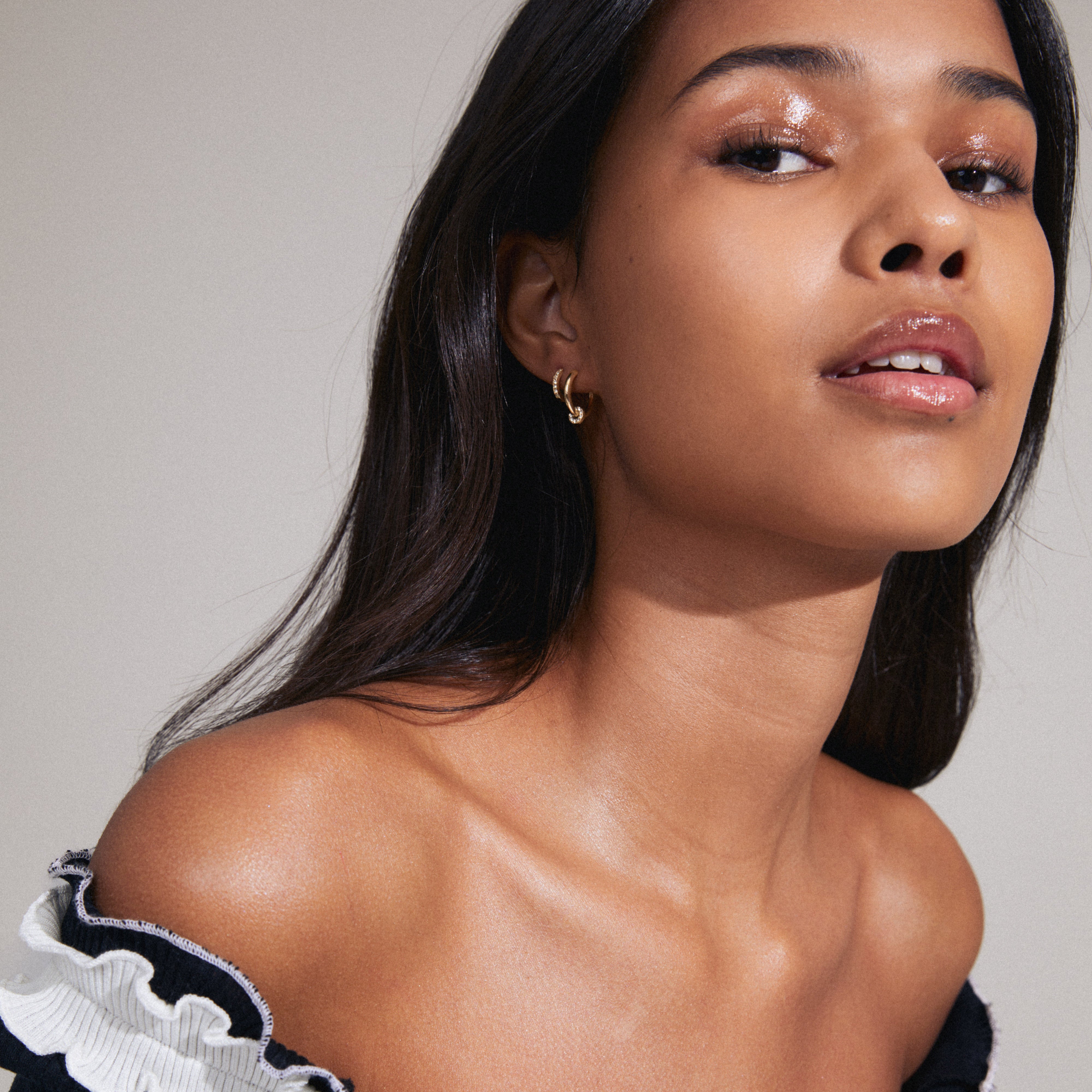 SCOTTIE earrings 2-in-1 set gold-plated, featuring crystal-adorned huggie hoops and shiny hoops with a detachable circular crystal pendant. Stylish, versatile, and perfect for any occasion.